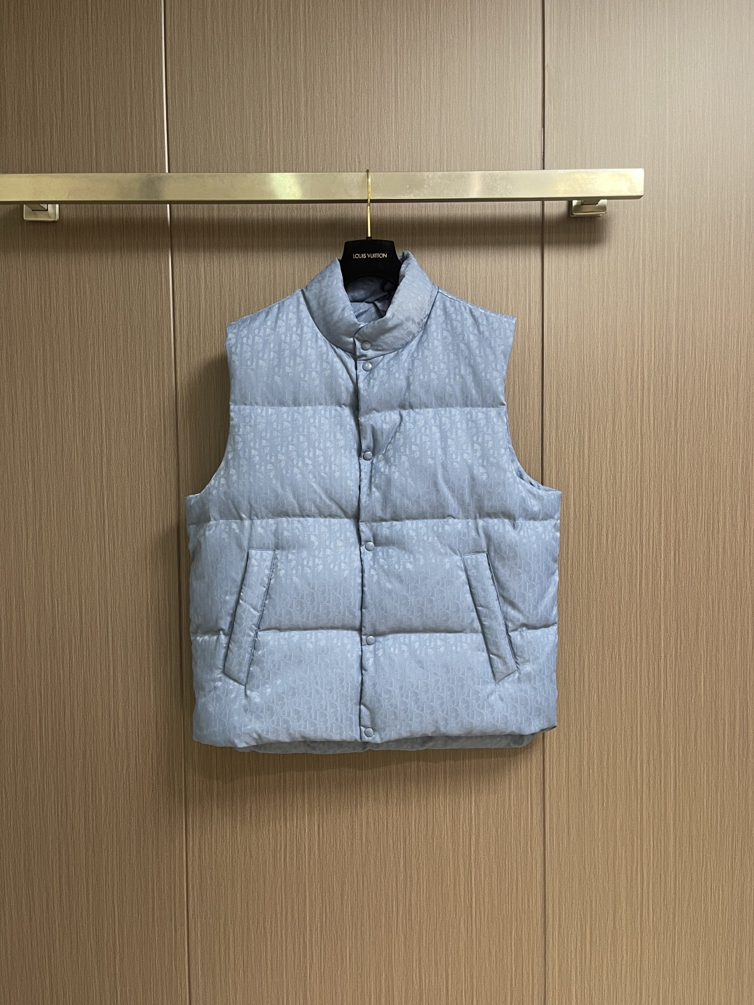 Dior 提花马甲羽绒服。 DIOR羽绒服马甲。面料采用科技提花技术：在面料上应用激光提花技术，使整件衣