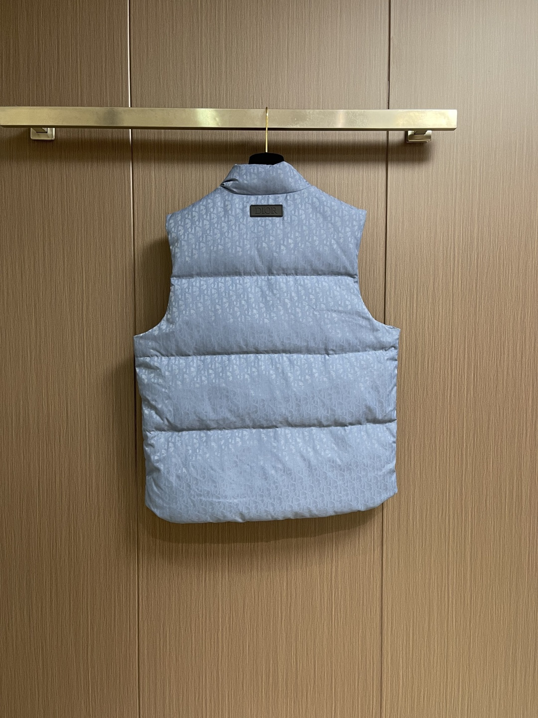 Dior 提花马甲羽绒服。 DIOR羽绒服马甲。面料采用科技提花技术：在面料上应用激光提花技术，使整件衣