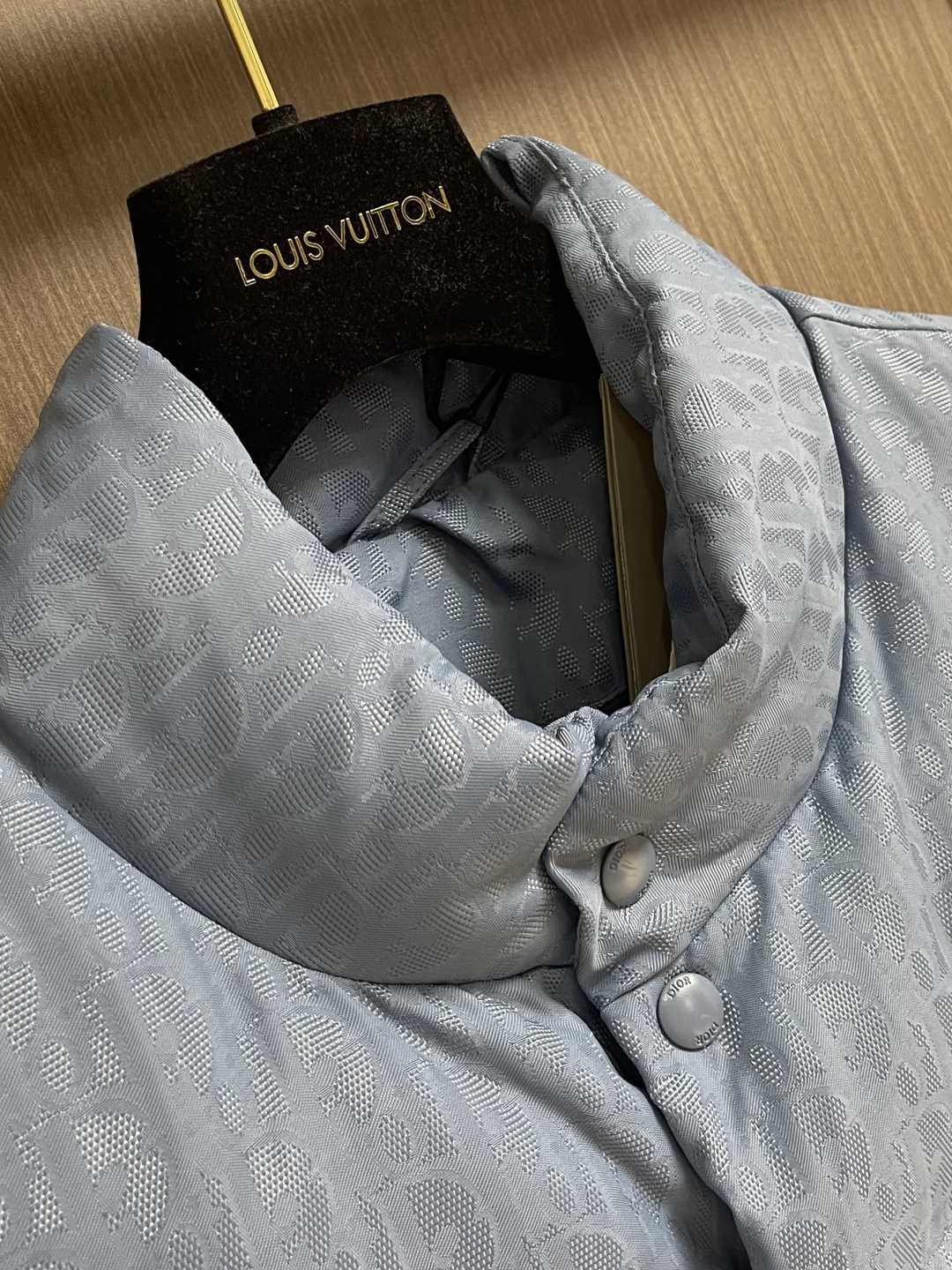 Dior 提花马甲羽绒服。 DIOR羽绒服马甲。面料采用科技提花技术：在面料上应用激光提花技术，使整件衣