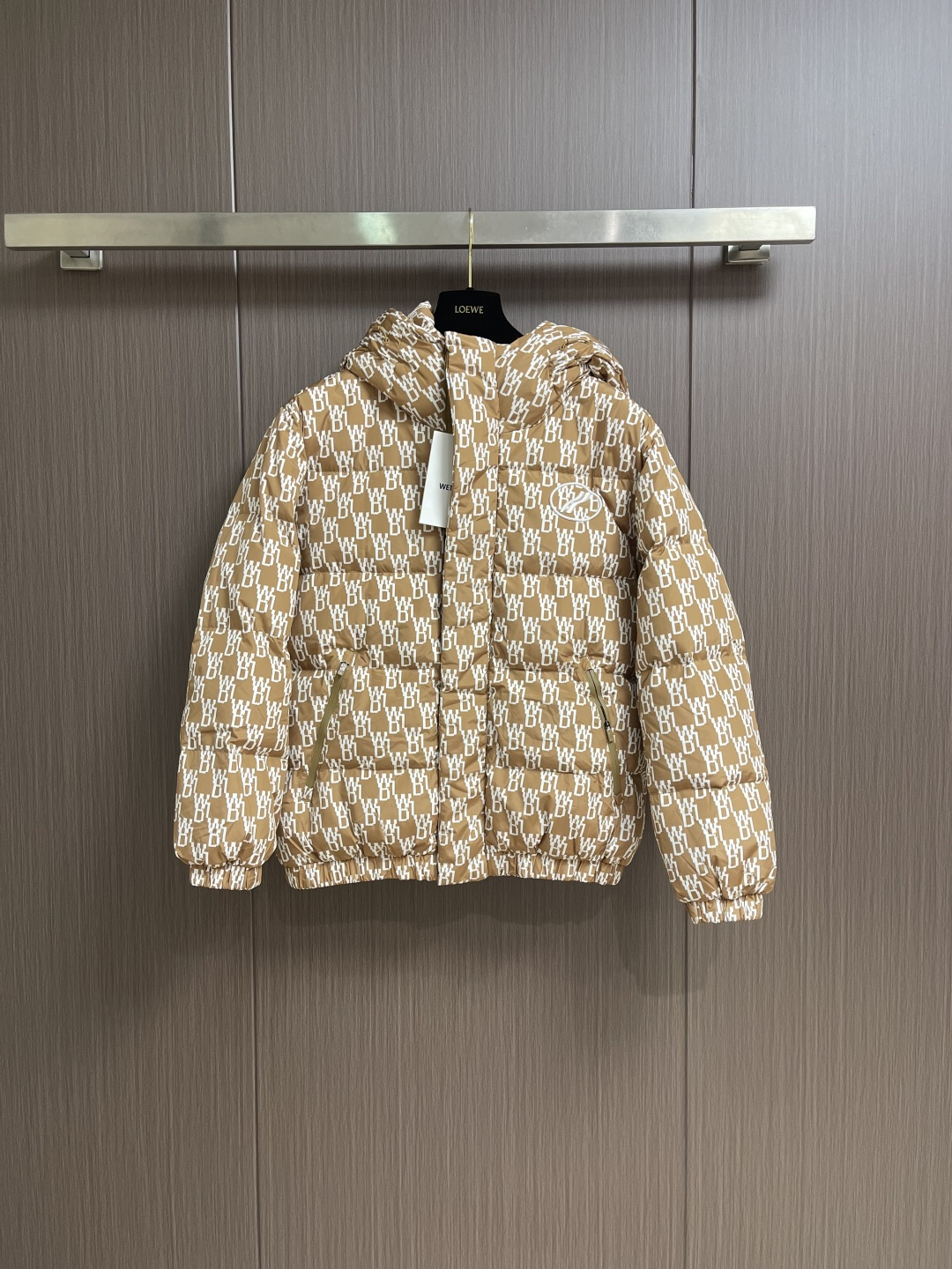 NO:600189,WELLDONE men's and women's hooded retro presbyopic down jacket, the upper body is not bloated, does not look fat, and is more versatile for daily use. It is filled with duck down, has a cashmere content of 80, and weighs about g. The whole body is made of diamond-shaped presbyopia and nylon material, adding a sense of fashion and luxury to achieve double standards of warmth and style!  The unique embroidery technique on the left chest presents the classic logo, which needs to be customized individually. It is very thick and has a three-dimensional and full feeling from 360 degrees!  !!  Proper sense of fashion and high-end, sizes black XS-XXL, khaki XS-XL, white XS-L,, down jacket, hats, alexander wang19860909WELLDONE 男女连帽复古老花羽绒服,上身不臃肿,不显胖,更日常百搭一些,鸭绒填充,含绒量80,克重约g.全身采用钻石形状老花,尼龙材质,以潮奢感入局,实现保暖有型双重达标！左胸独有的刺绣技法呈现经典logo,需要单独定制,非常厚实,360度都有立体饱满的感觉！!！妥妥的潮流感和高级感,尺码黑色XS-XXL 卡其色XS-XL 白色XS-L,,down jacket,hats,alexander wang,Men's clothing