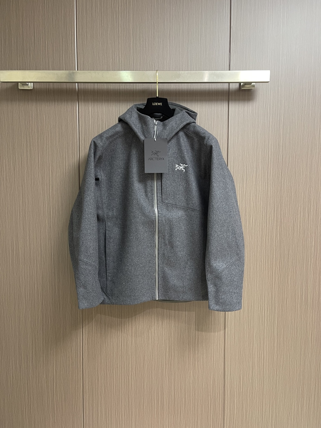 NO:600184,arcteryx SAWYER Wool Hoody Wool Windproof Hooded Soft Shell Wool Jacket Even for slightly fat people, it will be very neat to wear. It is a piece that can be washed with eyes closed!  The upper body is particularly stylish. The fabric composition is 85% wool, 14% nylon, 1% spandex blend. The fabric features are anti-wrinkle and wear-resistant, soft to the touch, elegant and crisp, very warm, good drape, strong gloss, and not easy to pleat!  !This cold-weather hoodie combines sophisticated design with unique functional materials. Inspired by the surrounding mountains, Sawyer is designed to move in any terrain and is warm, comfortable and versatile. We use high-tech wool, which combines the natural materials of wool  Comfort, the soft warmth of fleece, and the breathability and weather resistance of softshell. Hood features an adjustable fit for added coverage. Three-dimensional structural pattern provides a clean fit and exceptional mobility during movement. Sizes S-XXL, arc'teryx, jackets  & coats,jackets & coats,hats,alexander wang19860909arcteryx 始祖鸟 SAWYER Wool Hoody羊毛防风连帽软壳毛呢夹克外套即使略胖的人穿上也会非常利索 可以闭眼冲的一款！上身特别有型 面料成分85％羊毛14％锦纶1％氨纶混纺.面料功能介绍防皱耐磨,而且手感柔软,高雅挺括,保暖性非常强,垂感好,光泽性强,不易打褶！!这款适合寒冷天气的连帽衫将精致的设计与独特的功能材料相结合.Sawyer的灵感源自周围的山脉,专为在任何地形中移动而设计,温暖、舒适且用途广泛.我们使用高科技羊毛,它结合了天然材料羊毛的舒适性、抓绒的柔软温暖以及软壳的透气性和耐候性.风帽具有可调节贴合度,可增加包覆效果.三维结构图案在运动时提供干净的贴合性和出色的活动性.尺码S-XXL,arc'teryx,jackets & coats,jackets & coats,hats,alexander wang,Men's clothing