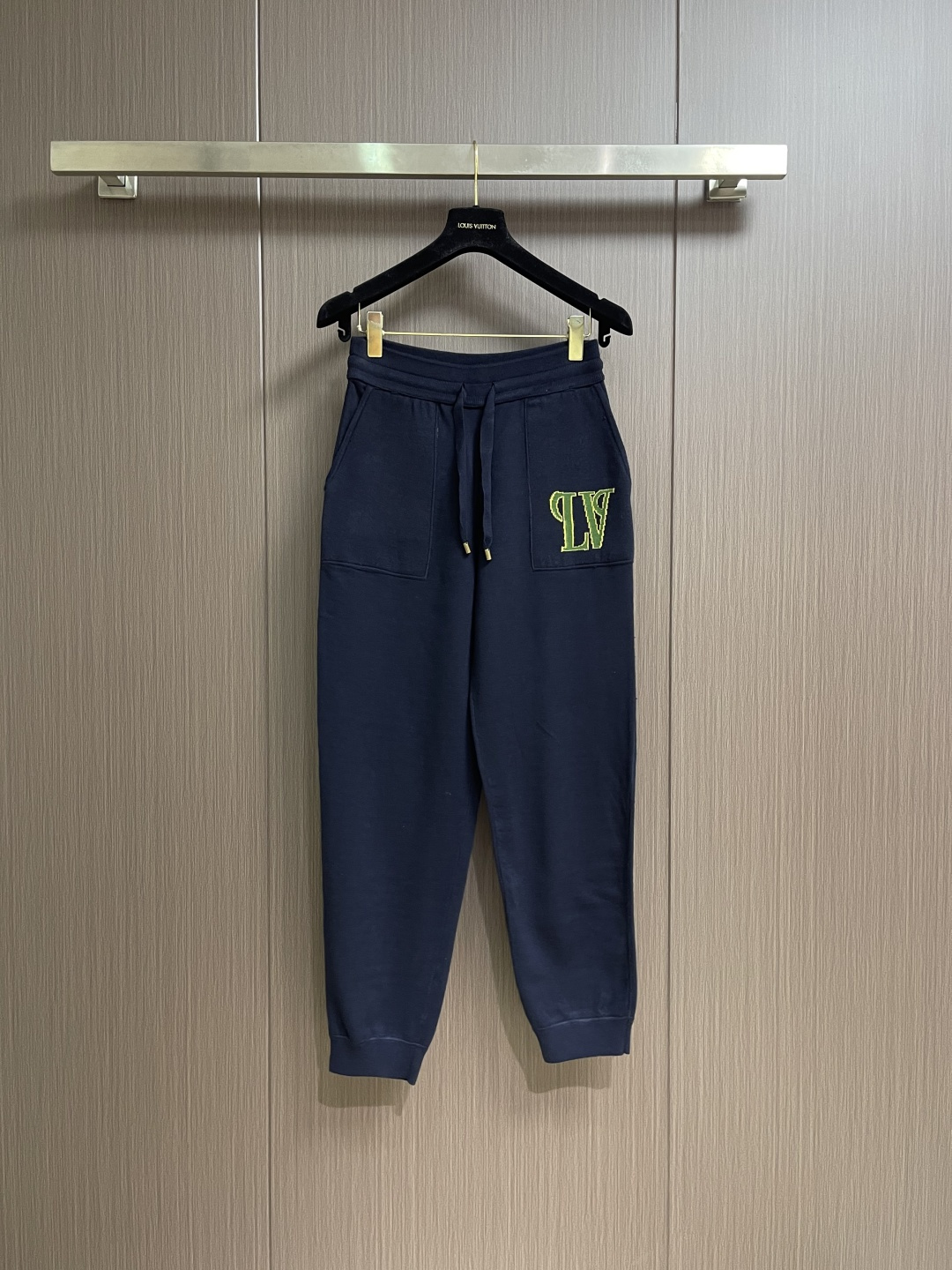 NO:600221,LV jogging knitted trousers. This jogging trousers is made of cotton-wool blended double-knitted fabric to create a sophisticated design, combining elegant style and comfort. The contrasting I intarsia logo and the new season Monogram Heritage pattern are decorated with left pockets and rear patch pockets. The ribbed drawstring waist and trousers make it a comfortable choice. It goes well with the same hoodie. Sizes S-XL, louis vuitton, hats, alexander wang19860909LV 慢跑针织长裤,本款慢跑裤选用棉毛混纺双面针织塑造考究设计,兼具典雅格调与舒适体验.撞色I嵌花标识和新季 Monogram Heritage 图案分饰左侧口袋与后部贴袋,罗纹抽绳腰部和裤脚成就惬意佳选,与同款连帽衫搭配相宜.尺码S-XL,,louis vuitton,hats,alexander wang,Men's clothing