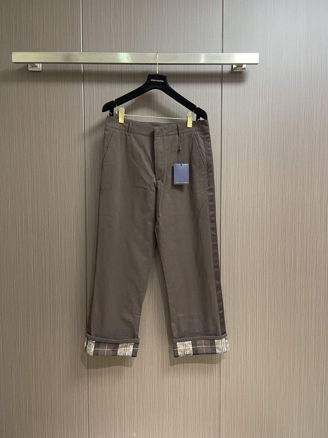 NO:600204,LV 2026SS early spring new style, brown straight-leg casual trousers, foldable hems, rolled up to reveal Monogram plaid lining, logo grosgrain trim on both sides, hook and zipper closure, trimmed back pockets and button pockets, logo patch above the right back pocket, not picky. Sizes S-XL 46-52, Louis Vuitton, Alexander Wang19860909LV 2026SS早春新款,咖色直筒休闲长裤,裤脚可翻折设计,可卷起裤脚展露 Monogram 格纹内衬,两侧标识罗缎饰边,钩扣和拉链开合,镶边后袋和纽扣口袋,右侧后袋上方配有标识贴饰,不挑人穿 尺码S-XL 46-52,,louis vuitton,alexander wang,Men's clothing