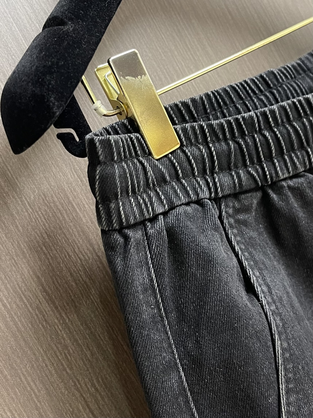 BV 全新艺术系列牛仔裤时尚感满满，细节至上的率性美学．无需束缚，自有态度．着身搭配感独一无二衬托现代隽