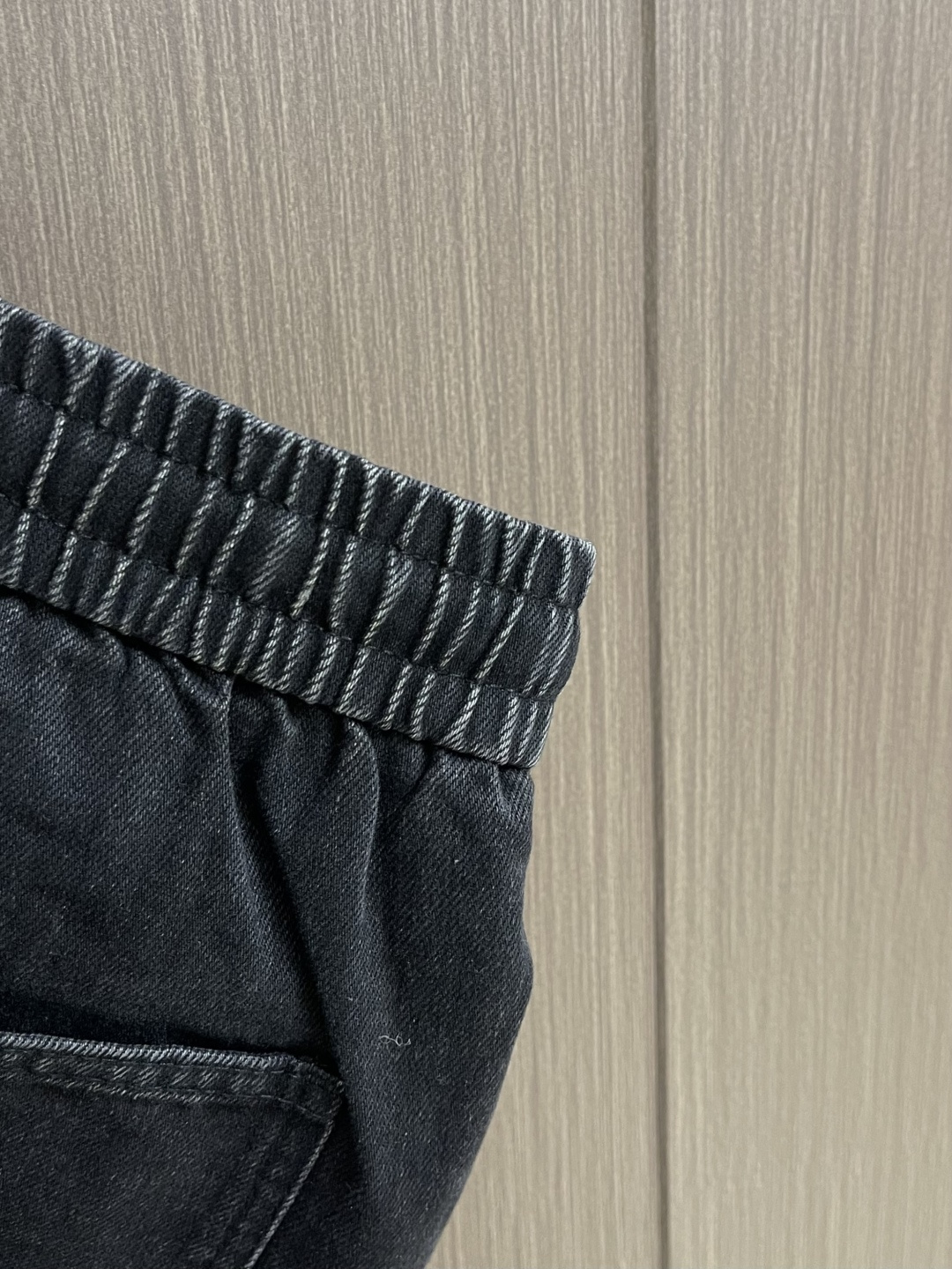 BV 全新艺术系列牛仔裤时尚感满满，细节至上的率性美学．无需束缚，自有态度．着身搭配感独一无二衬托现代隽