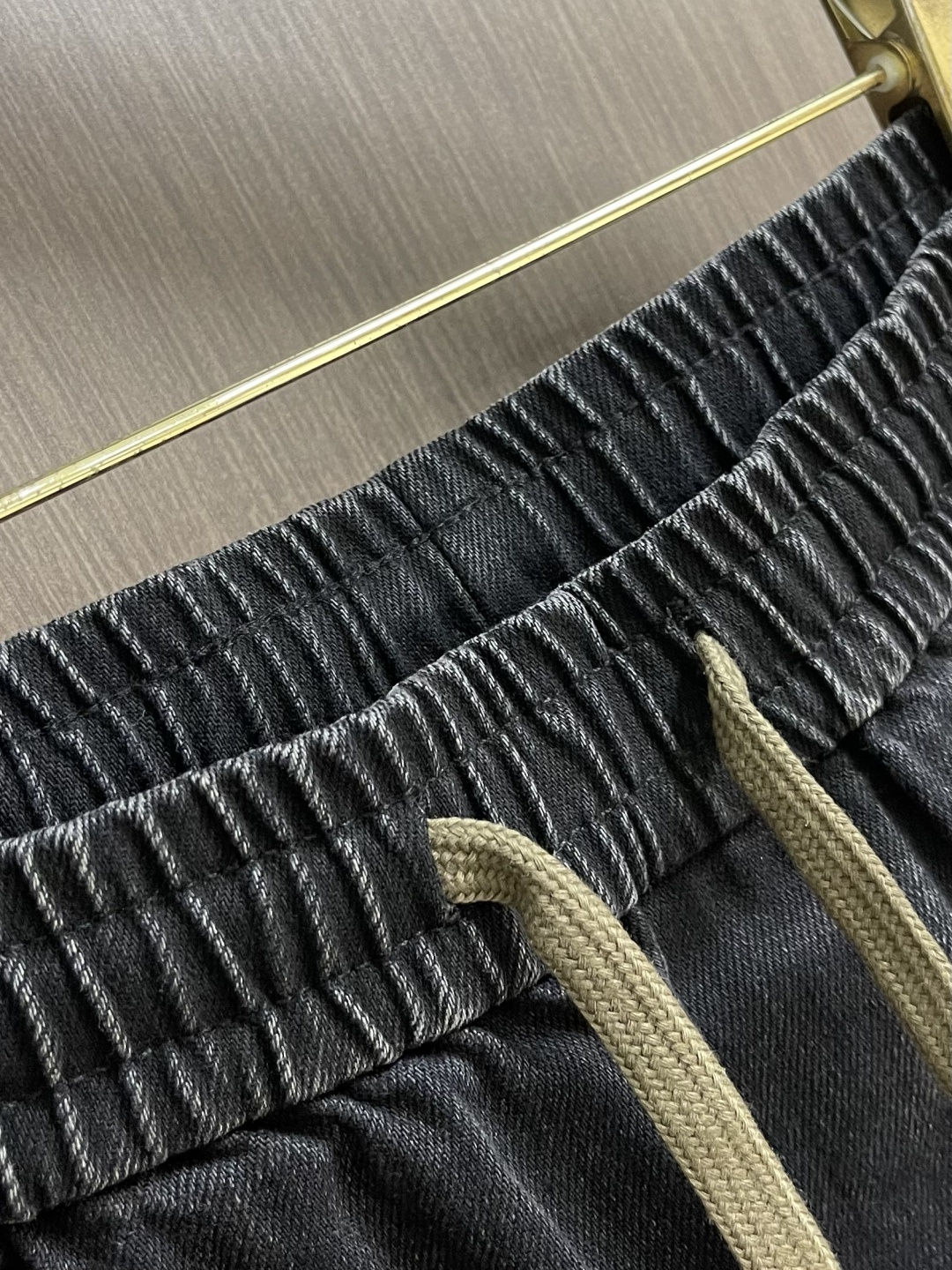 BV 全新艺术系列牛仔裤时尚感满满，细节至上的率性美学．无需束缚，自有态度．着身搭配感独一无二衬托现代隽