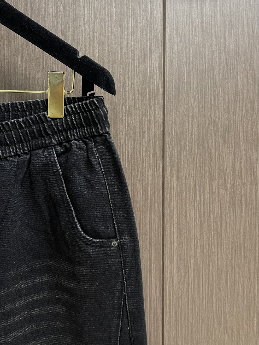 BV 全新艺术系列牛仔裤时尚感满满，细节至上的率性美学．无需束缚，自有态度．着身搭配感独一无二衬托现代隽