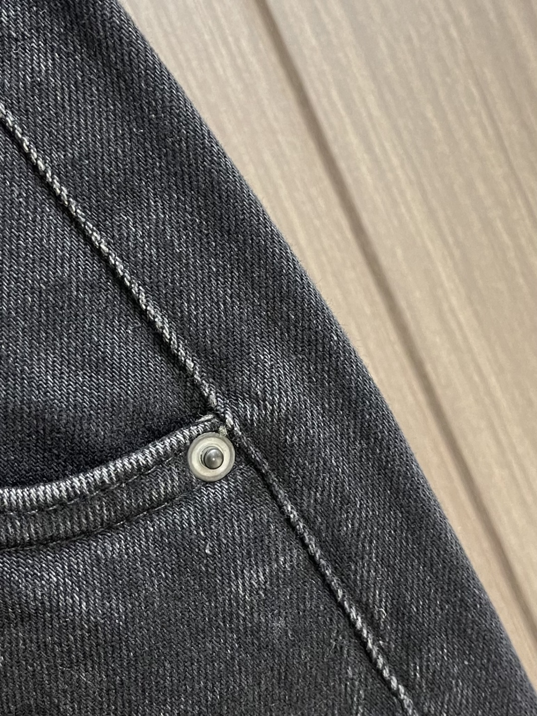 BV 全新艺术系列牛仔裤时尚感满满，细节至上的率性美学．无需束缚，自有态度．着身搭配感独一无二衬托现代隽