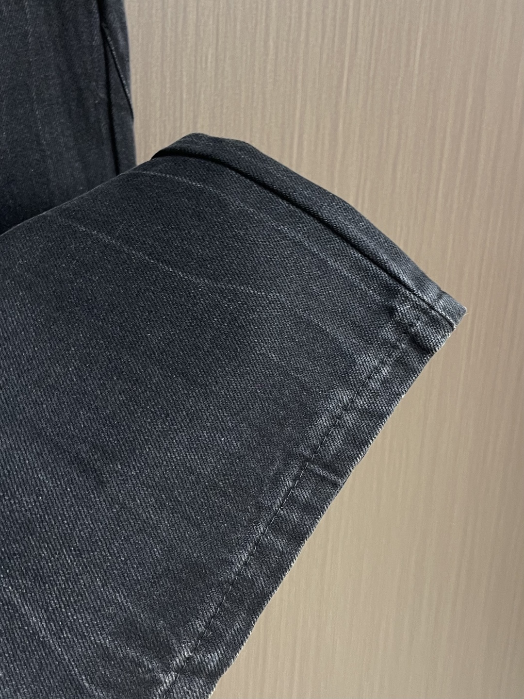 BV 全新艺术系列牛仔裤时尚感满满，细节至上的率性美学．无需束缚，自有态度．着身搭配感独一无二衬托现代隽