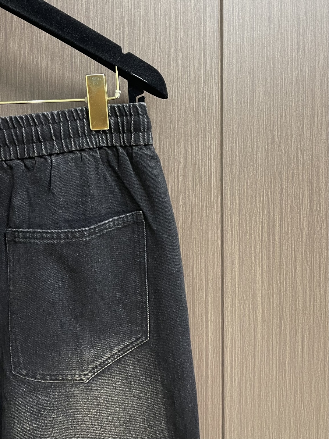 BV 全新艺术系列牛仔裤时尚感满满，细节至上的率性美学．无需束缚，自有态度．着身搭配感独一无二衬托现代隽