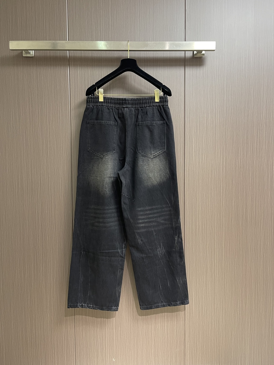 BV 全新艺术系列牛仔裤时尚感满满，细节至上的率性美学．无需束缚，自有态度．着身搭配感独一无二衬托现代隽