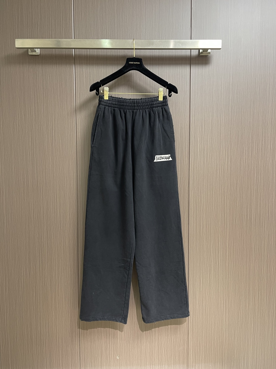 NO:600198,Balenciaga  White rubber bottom printed straight sweatpants, fish scale bottom professional stir-fried fabric, decorated with Paris logo printing works, straight sports version, complete set of accessories, the fabric is made of 26S double yarn + 10S fish scale bottom brushed fabric, 380g. The pure cotton fish scale bottom fabric is a knitted fabric with special texture and excellent performance. The pure cotton material ensures the softness and breathability of the fabric.  and hygroscopicity; the fish scale bottom structure increases the elasticity and wrinkle resistance of the fabric. Multi-layer superposition printing of dark floral dots is an advanced printing process that combines fine patterns and three-dimensional levels. Its core is to use high-mesh dot plate making to overprint transparent or light-colored printing paste on the fabric base multiple times with micron-level precision. Each overlay is accurately aligned, forming a faintly visible pattern.  Dark flower texture. The printed pattern does not rely on bright colors, but creates subtle light and shadow gradients and tactile layering on the surface of the fabric through the thickness difference of slurry accumulation and light refraction. The pattern shows delicate changes at different angles, with both visual depth and long-lasting washability. The irregular whole-body hole design gives simple garments a rebellious and destructive design.  The stone grinding and washing process locates the holes, and the ready-to-wear products use a stone grinding machine to laser position and manually destroy the wear effect. Every frayed area is purely handmade, so that the natural wear and tear of the fabric achieves the most harmonious visual effect. After stone grinding and washing, it can show a rich retro texture. Sizes XS-L, balenciaga, alexander  wang19860909Balenciaga 白胶底印花直筒卫裤,鱼鳞底专业炒色面料、饰以巴黎标识印花作品、直筒运动版型、全套辅料配备,面料采用26S双纱＋10S鱼鳞底磨毛面料,380g.纯棉质鱼鳞底面料具有特殊纹理和优良性能的针织面料,纯棉材质保证了面料的柔软性、透气性和吸湿性；鱼鳞底结构增加了面料的弹性和抗皱性.暗花浆网点多层叠加印花是一种融合精细图案与立体层次的先进印花工艺.其核心在于通过高目数网点制版,将透明或浅色印花浆料以微米级精度多次套印于面料基底,每次叠加均精准对位,形成若隐若现的暗花纹理.印花图案不依赖鲜艳色彩,而是通过浆料堆积的厚薄差异和光线折射,在织物表面营造出微妙的光影渐变与触觉层次感.图案在不同角度下显现细腻变化,兼具视觉深度与持久耐洗性.不规则的全身开洞设计,让简单成衣带有叛逆的破坏设计感.石磨洗水工艺定位破洞处理,成衣制品采用石磨机激光定位手工破坏磨损效果.每一处磨损处纯手工打造,使面料的自然磨损达到最和谐的视觉效果,通过石磨洗水后能够呈现出浓郁的复古质感.尺码XS-L,,balenciaga,alexander wang,Men's clothing