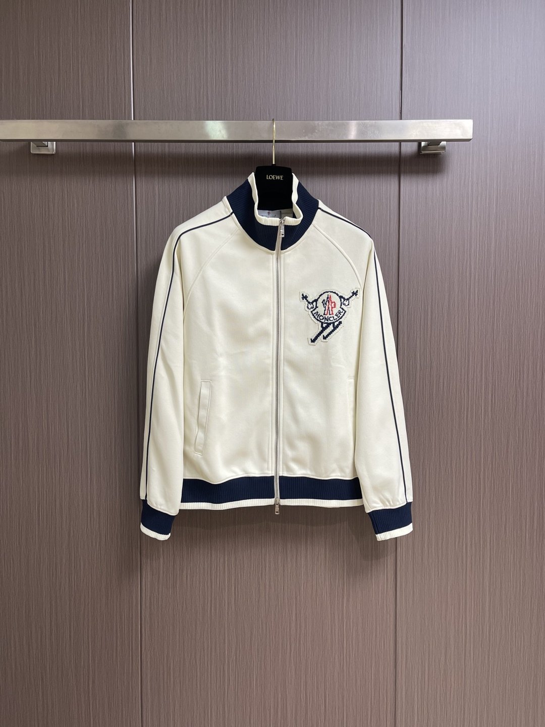 NO:600190,Moncler  2025ss new autumn and winter stand-up zipper jacket, with classic cartoon woven embroidery as the main tone, cleverly integrating black and white color matching elements, breaking the traditional monotony, showing personality and uninhibitedness. Three-dimensional tailoring fits the body shape, and the design is neat and stylish, easily elongating the leg lines, creating a casual and free casual style. High-quality fabrics are stiff  It is wear-resistant, breathable and comfortable, suitable for daily outings or light outdoor scenes. Detailed webbing embellishments add a fashionable texture. Whether it is a casual look or a mixed style, it can be easily controlled. It is an indispensable fashion item in the autumn and winter transition seasons. Sizes M-3XL, jackets  & coats,jackets & coats,alexander wang19860909moncler 2025ss秋冬新款立领拉链夹克外套,以经典卡通编织绣为主调,巧妙融入黑白拼色元素,打破传统的单调感,彰显个性与不羁.立体剪裁贴合身形,设计利落有型,轻松拉长腿部线条,打造随性洒脱的休闲风格.优质面料挺括耐磨,兼具透气性与舒适感,适合日常出街或轻户外场景.细节织带点缀,增添时尚质感,无论是搭配的休闲look,还是叠的混搭风,都能轻松驾驭,是秋冬过渡季不可或缺的时尚单品.尺码M-3XL,,jackets & coats,jackets & coats,alexander wang,Men's clothing