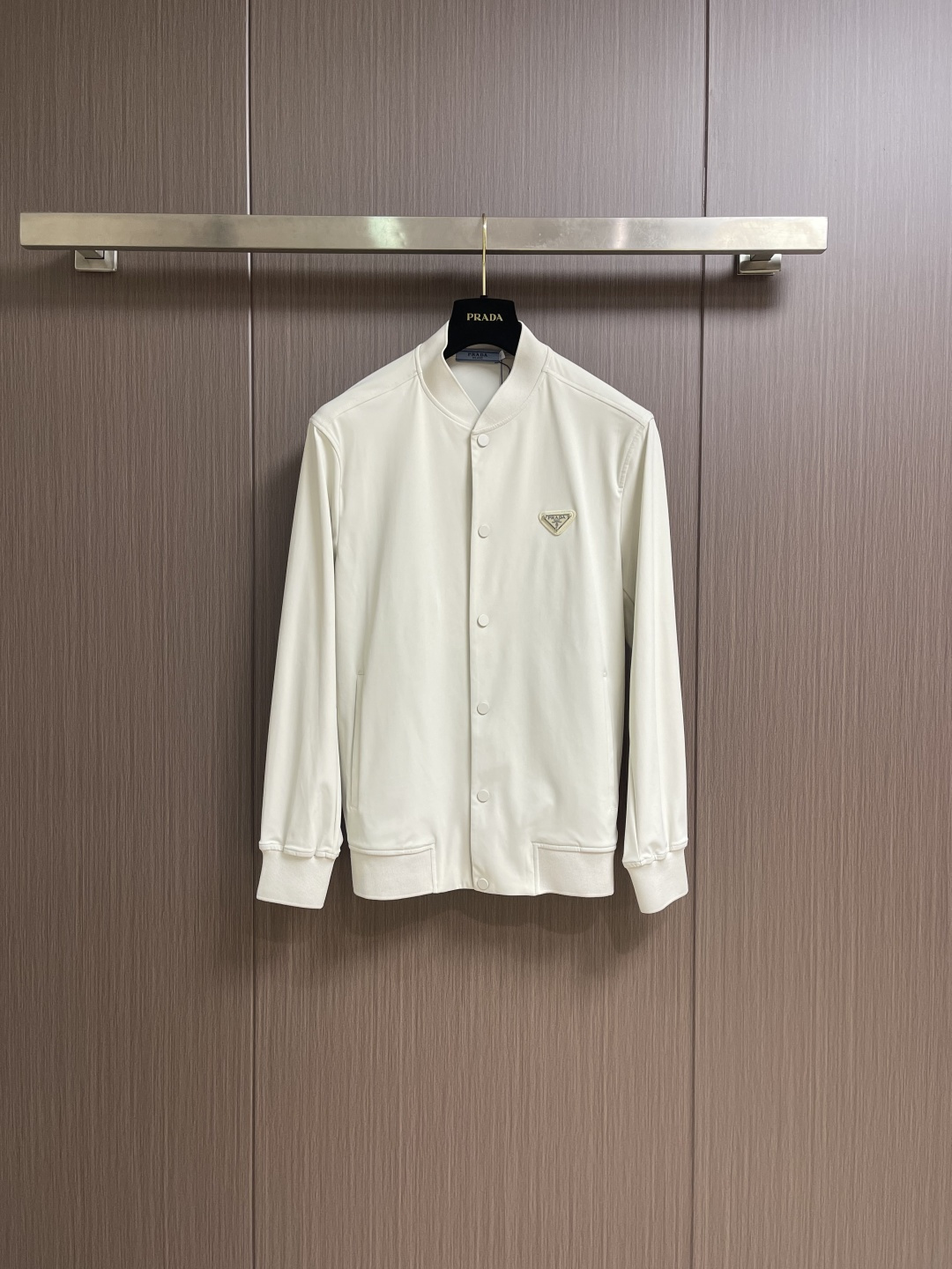 NO:600193,Prada  Logo baseball jacket, the fabric is made of 50-count fine cotton cloth and custom-woven with Xinjiang cotton thread. The fabric is twisted and woven in two strands, and the cost is very high. The lining is made of Tencel A100+, and the surface is made of a layer of mercerization process. The washed cotton is made of 1800 filled cotton, which makes the upper body of the clothes fluffy and very warm. The threads are made of mercerized cotton, customized size, thread  It is made of custom-woven pure cotton yarn. The leather label is made of double-layered soft cowhide, and the face is electroplated and laser engraved. The buttons are made of solid alloy, and the face of the button is customized with original spray paint and color. The three-label accessories are complete. The pilot baseball uniform is a fitted short jacket style, the upper body shows long legs, and it is the same style for men and women. Sizes M-3XL, prada, jackets  & coats,jackets & coats,cowhide,alexander wang19860909Prada 徽标棒球夹克外套,面料采用50支精棉布,新疆棉线定织而成,面料双股位缠绕织成,成本非常之高.内里采用天丝A100＋内里,表面做了一层丝光工艺.洗水棉采用1800充棉,衣服上身会有蓬松感,保暖性非常强.螺纹采用丝光棉,定制尺寸,螺纹采用纯棉纱线定织而成.皮标采用头层软牛皮双层复合,面部电镀激光刻字.纽扣采用实心合金,纽扣面部定制尺寸原版喷漆喷色,三标辅料配套齐全.飞行员棒球服合身短款夹克版型,上身显腿长,男女同款.尺码M-3XL,,prada,jackets & coats,jackets & coats,cowhide,alexander wang,Men's clothing