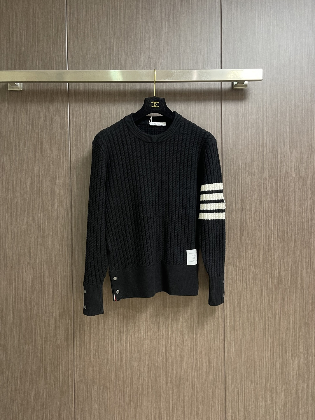 NO:600196,Thom Browne TB round neck knitted sweater, worsted wool blended sweater, creates a low-key luxury style with a delicate and skin-friendly texture. The classic four-bar stripes are neatly embellished on the sleeves, instantly anchoring the brand recognition; the ribbed neckline and hem lock in heat while being neat, and the loose version cleverly modifies the body shape. It can be layered with shirts or worn alone to balance leisure and sophistication. Sizes M-3XL,,sweaters,shirts,alexander wang19860909Thom Browne TB 圆领针织毛衣,精纺羊毛混纺毛衣,以细腻亲肤的质感塑造低调奢华格调.经典四杠条纹利落点缀袖间,瞬间锚定品牌辨识度；罗纹领口与底摆锁温又显利落,宽松版型巧妙修饰身形,叠穿衬衫或单穿皆能平衡休闲与精致.尺码M-3XL,,sweaters,shirts,alexander wang,Men's clothing