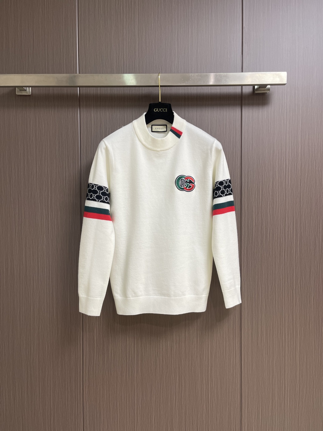 NO:600199,Gucci appliqué logo round neck sweatshirt, heavy washed, made of high-quality cotton, soft and skin-friendly, super comfortable to wear!  'GUCCI' patch embroidery on the front, simple and recognizable. Loose fit + round neck design, highly tolerant, suitable for daily leisure or light sports. Sizes M-3XL, gucci, hoodie, sweatshirts, alexander wang19860909Gucci 贴布绣标识圆领卫衣,重水洗工艺,选用高品质棉料,柔软亲肤,穿着超舒适！正面'GUCCI'贴布绣,简约又有辨识度计.宽松版型＋圆领设计,包容性强,日常休闲或轻运动都OK.尺码M-3XL,,gucci,hoodie,sweatshirts,alexander wang,Men's clothing