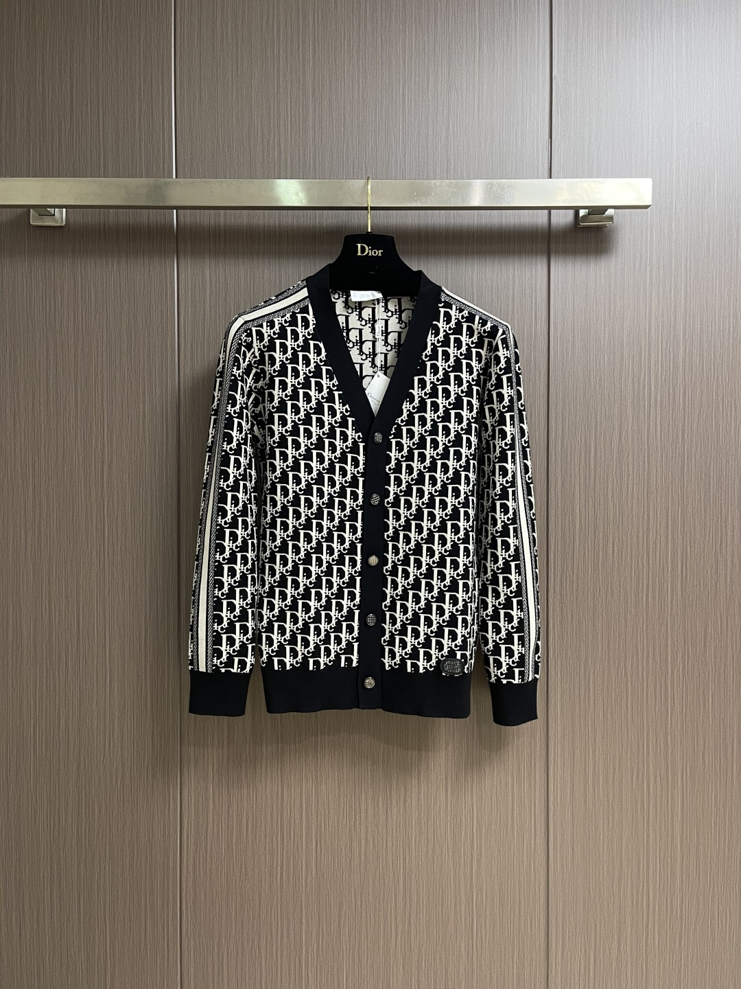 NO:609555,Dior  The new 2025ss autumn and winter autumn wool knitted cardigan sweater is mainly decorated with jacquard lettering elements, webbing buttons and embellishments. It cleverly incorporates classic lettering elements to break the monotony of traditional wool and highlight individuality and uninhibitedness. The three-dimensional tailoring fits the body shape and the design is neat and stylish.  Easily elongate your leg lines and create a casual and casual style. High-quality fabrics are comfortable and warm, with both thermal insulation and comfort, suitable for daily outings or light outdoor scenes. Sizes M-3XL, dior, sweaters, alexander  wang19860909Dior 2025ss秋冬新款秋羊毛针织开衫毛衣,以满腹字母提花元素织带纽扣点缀为主调,巧妙融入经典字母元素,打破传统羊毛的单调感,彰显个性与不羁.立体剪裁贴合身形,设计利落有型,轻松拉长腿部线条,打造随性洒脱的休闲风格.优质面料舒适保暖,兼具保温性与舒适感,适合日常出街或轻户外场景.尺码M-3XL,,dior,sweaters,alexander wang,Men's clothing