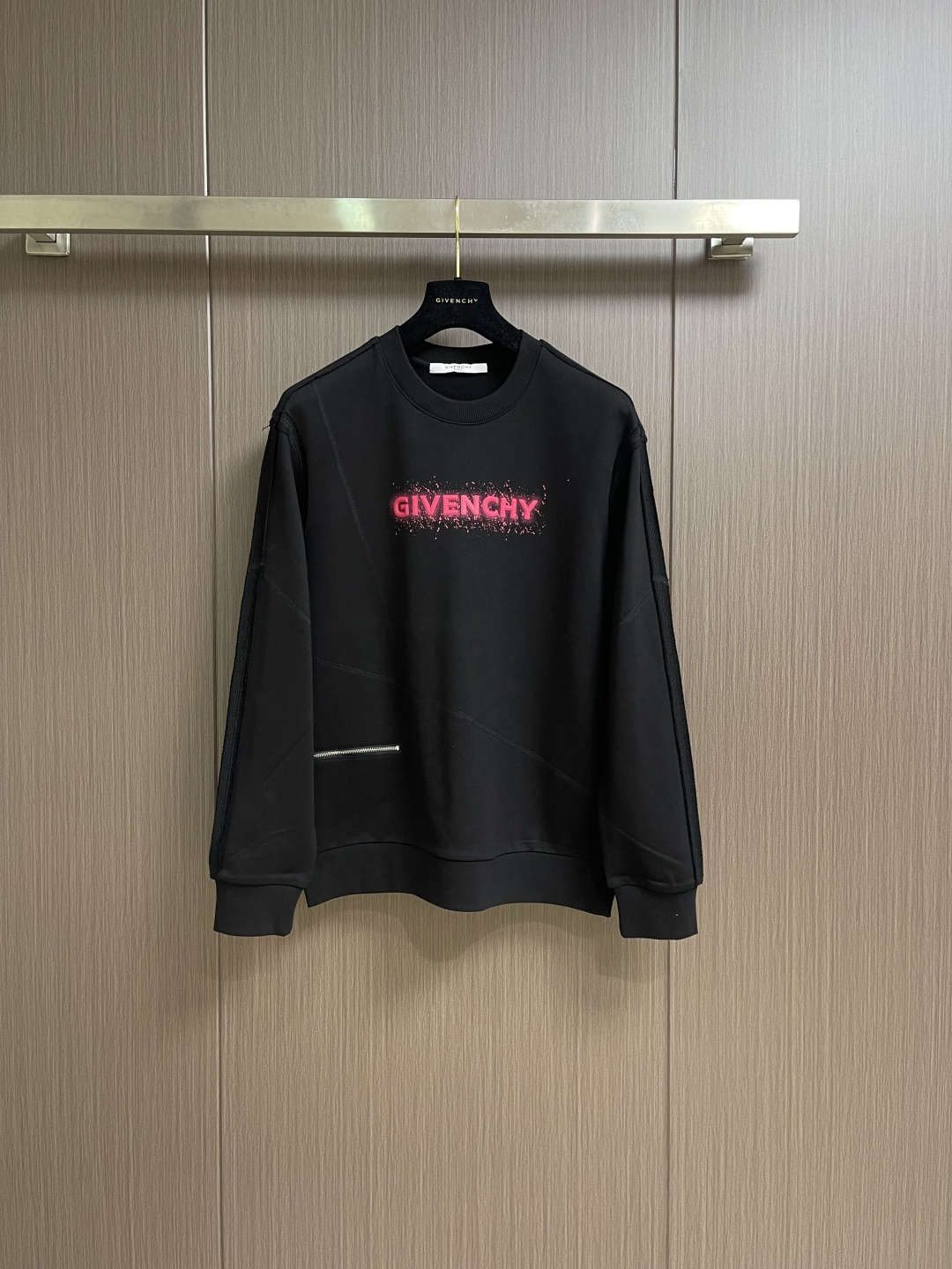 NO:600207,Givenchy 2025SS new autumn and winter logo printed round neck sweatshirt, explore various themes and sexy charm, highly recognizable, design logo pattern printing design!  The pattern is extremely clear and restored, highlighting the elegant style of the brand. It is made of original pure cotton material, the fabric is tight and high-end, and it adopts a loose design!  It can be easily worn on the upper body, showing casual and fashionable charm. Sizes M-3XL, givenchy, hoodie, sweatshirts, alexander wang19860909Givenchy 2025SS秋冬新款logo印花圆领卫衣,探索各种题材和性感魅力,极具辨识度,设计标识logo图案印花设计！图案清晰还原度极高,彰显品牌优雅格调.选用原版纯棉材质,面料紧实高级,采用宽松式设计！上身均可轻松驾驭,展现休闲自在时尚魅力.尺码M-3XL,,givenchy,hoodie,sweatshirts,alexander wang,Men's clothing