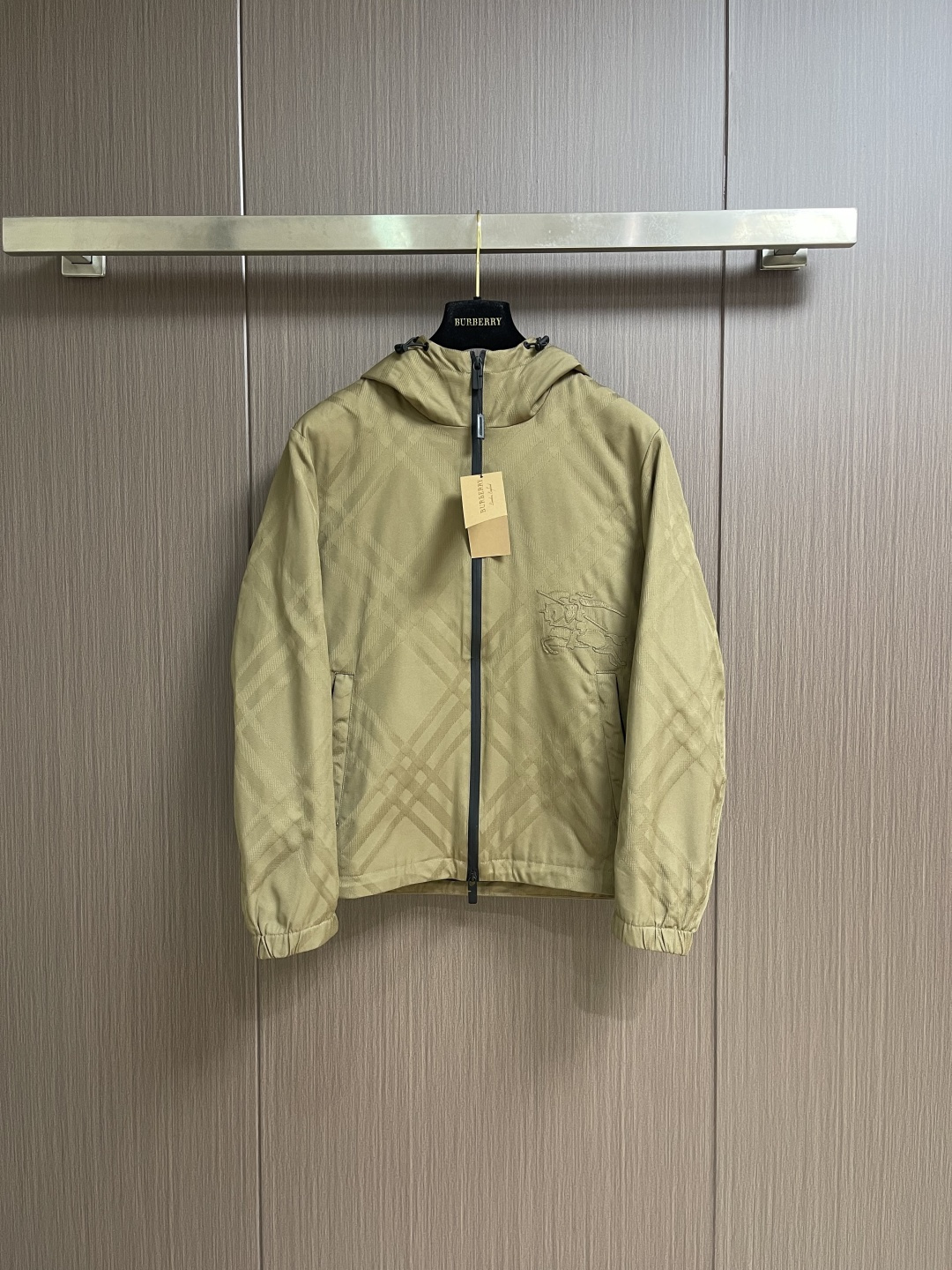 NO:600211,Burberry 2025ss new autumn and winter hooded jacket with patch logo embroidery design!  A style that implements the core concept of BUR tightly binds plaid and fashion, always maintaining a perfect, simple but not simple design style, which perfectly meets your daily needs. Sizes M-3XL,, burberry, jackets & coats, jackets & coats, hats, alexander wang19860909Burberry 2025ss秋冬新品连帽夹克外套,贴布logo图案刺绣设计！贯彻了BUR核心理念的一个款式将格纹与时尚紧紧的捆绑在一起,时刻保持完美,简约而不简单的的设计风格,完美的满足了你日常所需要的穿搭.尺码M-3XL,,burberry,jackets & coats,jackets & coats,hats,alexander wang,Men's clothing