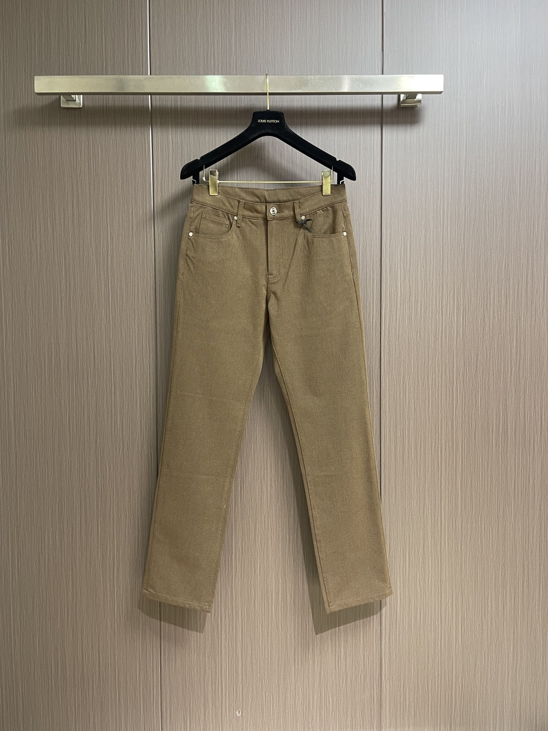 NO:646901,Ermenegildo Zegna's new early autumn business casual trousers. Business casual trousers are a fashion item that can be worn by men anytime and anywhere. The simple design is combined with high-end fabrics, detailed embellishments, and three-dimensional tailoring. It feels smooth and has high gloss. The sag at the back of the upper body is very good, and the three-dimensional tailoring is tall and straight. Sizes 29-36 No 35,,zegna,alexander wang19860909Ermenegildo Zegna 杰尼亚早秋新品商务休闲裤西裤,商务休闲裤作为随时随地男人都能穿搭的时尚单品,简洁的设计配合高档面料,细节点缀,立体剪裁,手感顺滑光泽度高,上身后垂度非常好,立体剪裁上身挺拔.尺码29-36 无35,,zegna,alexander wang,Men's clothing