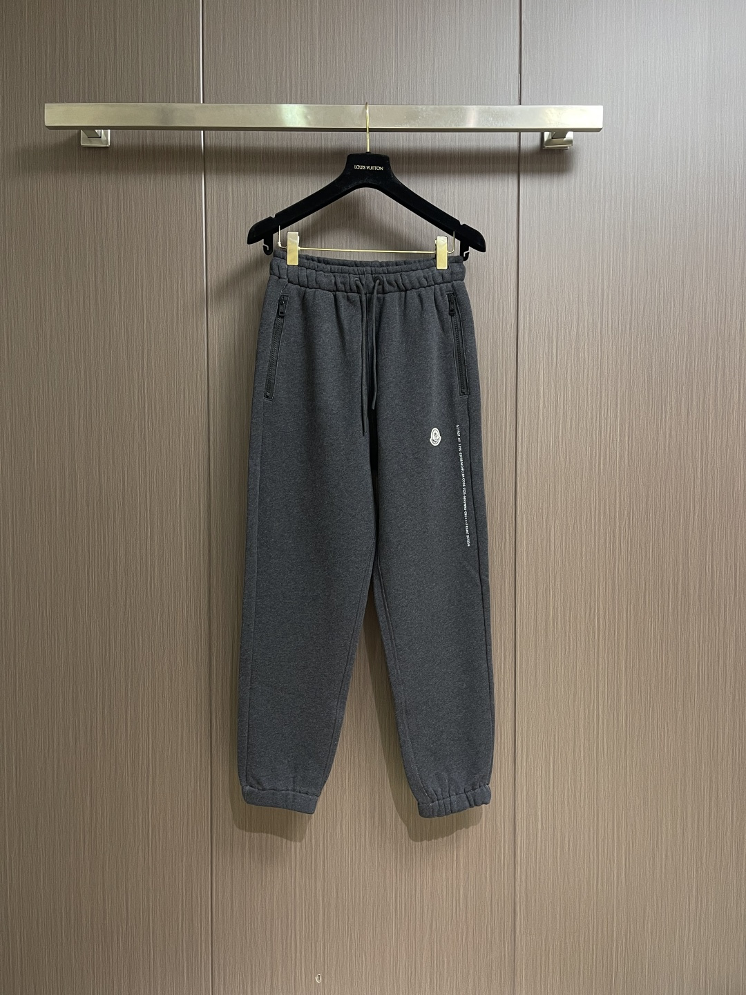 NO:600213,Moncler 2025FW early autumn new leggings sweatpants, the fabric is invincible, the shape and design are impeccable, versatile sweatpants, beautiful for outdoor sports. The soul-like logo is simple and casual, the accessories are top-notch, the details are good, the texture is beautiful, very stylish, and the real weight. Size S-XXL,, alexander wang19860909Moncler 2025FW早秋新品束腿卫裤,面料无敌,型款设计都无可挑剔的百搭款卫裤,户外运动都美.灵魂式的logo仔章简约休闲, 辅料都是顶配 细节好,质感美,十分有格调 实实在在的份量.尺码S-XXL,,alexander wang,Men's clothing