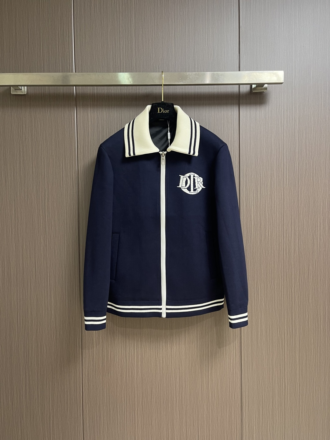 NO:600215,Dior  2025ss new autumn and winter wool knitted sweater jacket, with classic elements and embellishments as the main tone, cleverly contrasting color elements, breaking the traditional monotony, highlighting individuality and uninhibitedness. Three-dimensional tailoring fits the body shape, neat and stylish design, easily elongates the leg line, creating a casual and casual style. High-quality fabric is stiff and wear-resistant, breathable and comfortable, suitable for daily outings or light outdoor scenes. Detailed webbing embellishment adds fashionable texture, size M-3XL, dior, jackets  & coats,sweaters,alexander wang19860909Dior 2025ss秋冬新款羊毛针织毛衣外套,以经典元素融点缀为主调,巧妙撞色元素,打破传统的单调感,彰显个性与不羁.立体剪裁贴合身形,设计利落有型,轻松拉长腿部线条,打造随性洒脱的休闲风格.优质面料挺括耐磨,兼具透气性与舒适感,适合日常出街或轻户外场景.细节织带点缀,增添时尚质感,尺码M-3XL,,dior,jackets & coats,sweaters,alexander wang,Men's clothing