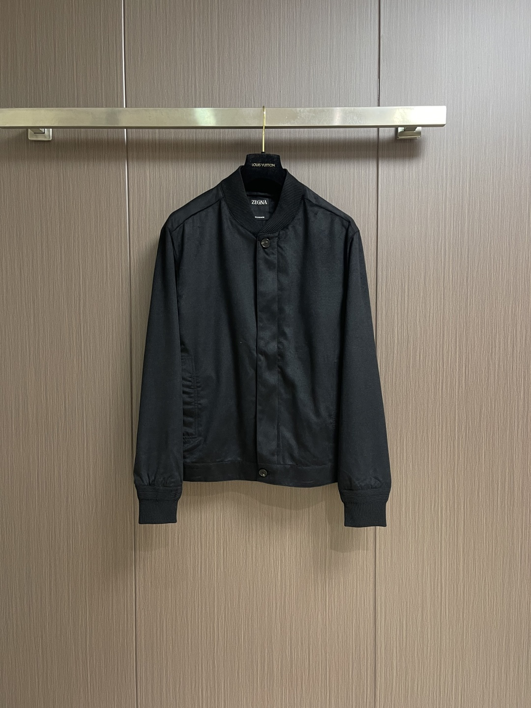 NO:646872,ZEGNA high-tech fabric wool blend jacket. This jacket adopts lightweight design and is as light as the wind. This stylish jacket adopts a stand-up collar style to bring out more fashion elements. Sizes 46-52,,jackets & coats,jackets & coats,alexander wang19860909ZEGNA 高科技面料羊毛混纺夹克外套,这款夹克采用轻量化设计,轻盈如风,这款时髦的外套采用立领风格,衬托出更多时尚元素,尺码46-52,,jackets & coats,jackets & coats,alexander wang,Men's clothing