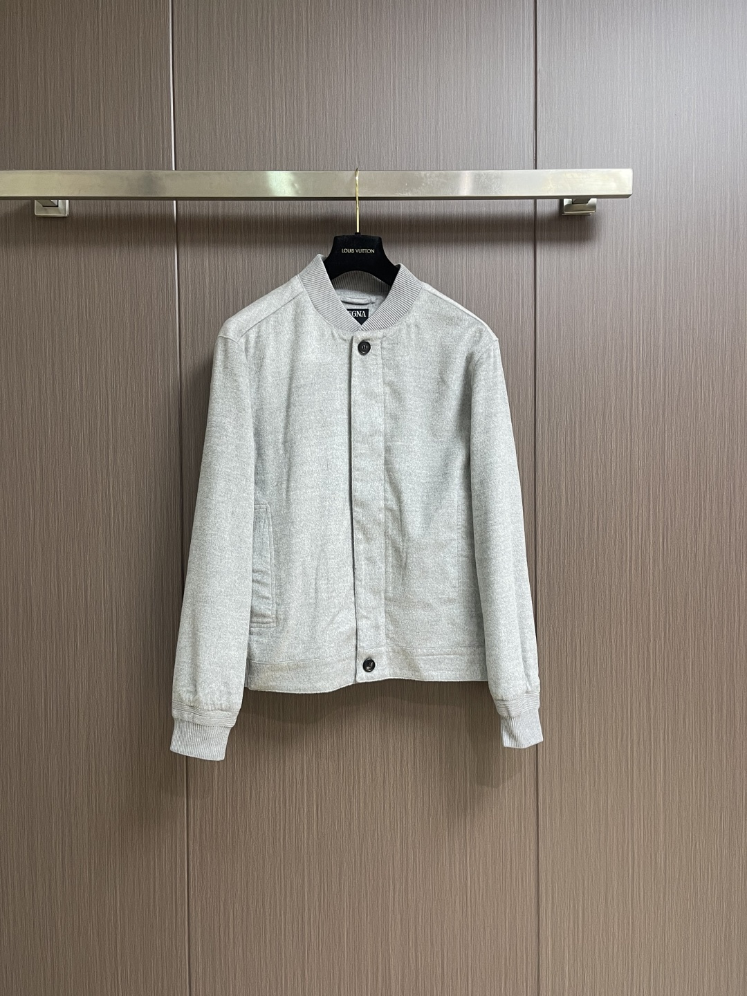 NO:600226,ZEGNA high-tech fabric wool blend jacket. This jacket adopts lightweight design and is as light as the wind. This stylish jacket adopts a stand-up collar style to bring out more fashion elements. Sizes 46-52,,jackets & coats,jackets & coats,alexander wang19860909ZEGNA 高科技面料羊毛混纺夹克外套,这款夹克采用轻量化设计,轻盈如风,这款时髦的外套采用立领风格,衬托出更多时尚元素,尺码46-52,,jackets & coats,jackets & coats,alexander wang,Men's clothing