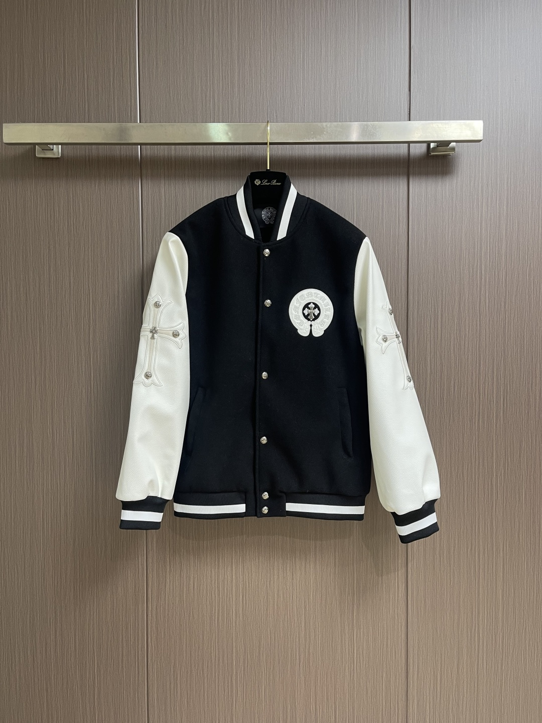 NO:600217,CH Crouch wool patchwork leather jacket is mainly decorated with Sanskrit appliqués and is cleverly integrated into cross leather sleeve splicing, breaking the traditional monotony and highlighting individuality and uninhibitedness. The three-dimensional stitching method fits the body shape, and the design is neat and stylish, easily elongating the leg lines, creating a casual and free casual style. The high-quality fabric is stiff and durable  It has both breathability and comfort, and is suitable for daily outings or light outdoor scenes. Detailed webbing embellishments add a fashionable texture. Whether it is a casual look or a mixed style, it can be easily controlled. It is an indispensable fashion item in the autumn and winter transition seasons. Sizes M-3XL, chrome  hearts,jackets & coats,jackets & coats,alexander wang19860909CH克罗心毛呢拼皮夹克外套,以梵文贴布绣点缀为主调,巧妙融入十字皮袖拼接,打破传统的单调感,彰显个性与不羁.立体针法贴合身形,设计利落有型,轻松拉长腿部线条,打造随性洒脱的休闲风格.优质面料挺括耐磨,兼具透气性与舒适感,适合日常出街或轻户外场景.细节织带点缀,增添时尚质感,无论是搭配的休闲look,还是叠的混搭风,都能轻松驾驭,是秋冬过渡季不可或缺的时尚单品.尺码M-3XL,,chrome hearts,jackets & coats,jackets & coats,alexander wang,Men's clothing