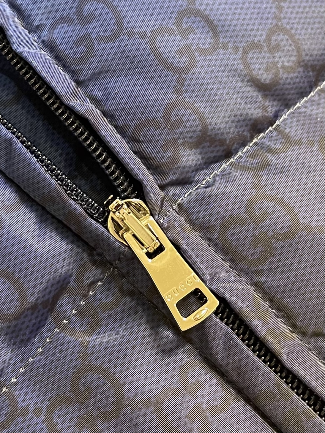 GUCCI 满印渐变立领羽绒外套，2025SS秋冬新款呈现多款渐变色配色，意在凸显面料质感和颇具辨识度的