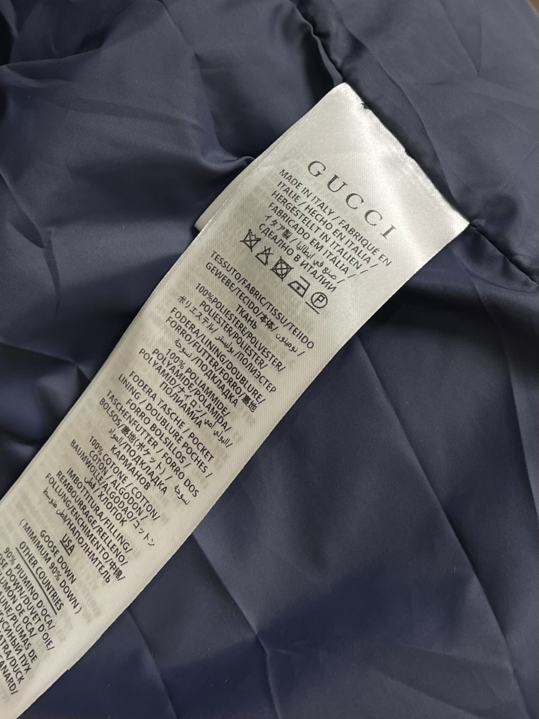 GUCCI 满印渐变立领羽绒外套，2025SS秋冬新款呈现多款渐变色配色，意在凸显面料质感和颇具辨识度的