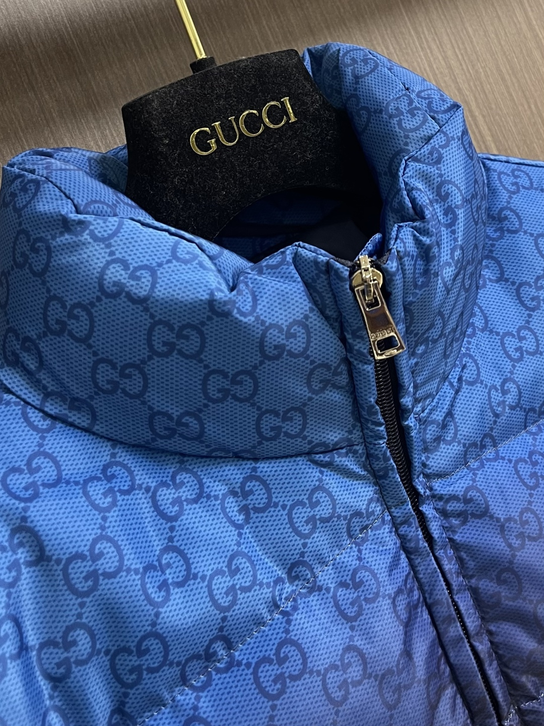 GUCCI 满印渐变立领羽绒外套，2025SS秋冬新款呈现多款渐变色配色，意在凸显面料质感和颇具辨识度的