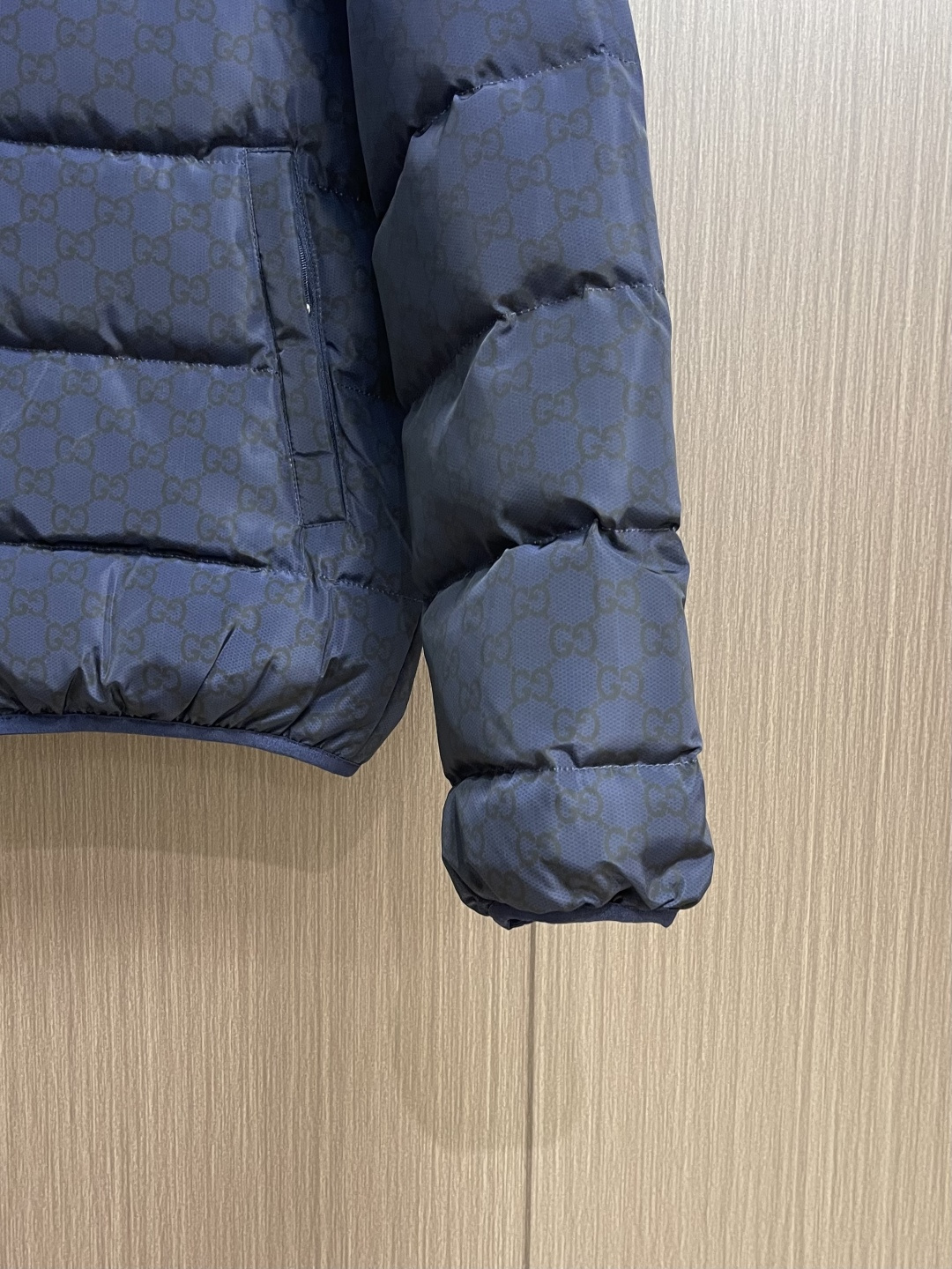 GUCCI 满印渐变立领羽绒外套，2025SS秋冬新款呈现多款渐变色配色，意在凸显面料质感和颇具辨识度的