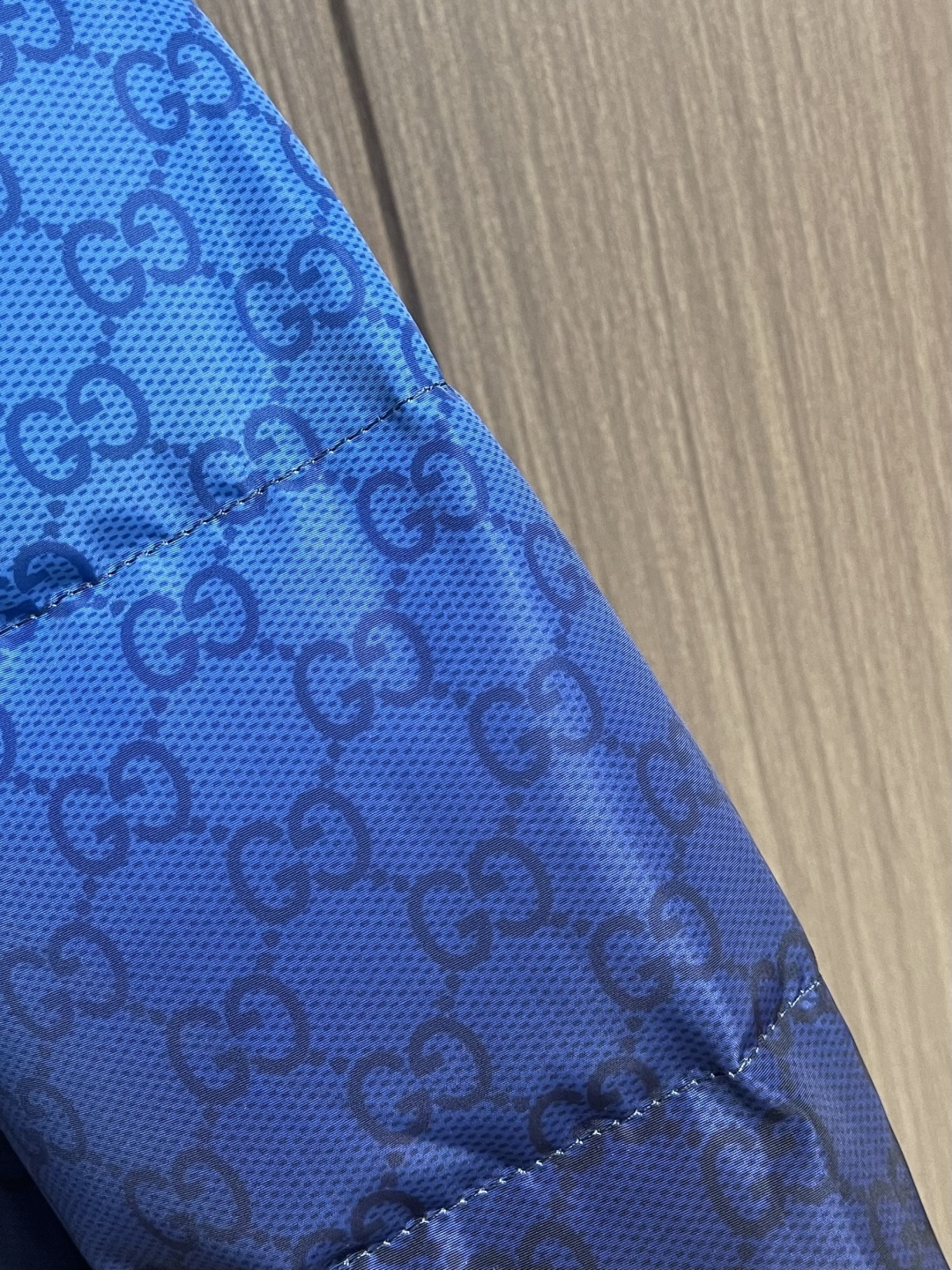 GUCCI 满印渐变立领羽绒外套，2025SS秋冬新款呈现多款渐变色配色，意在凸显面料质感和颇具辨识度的