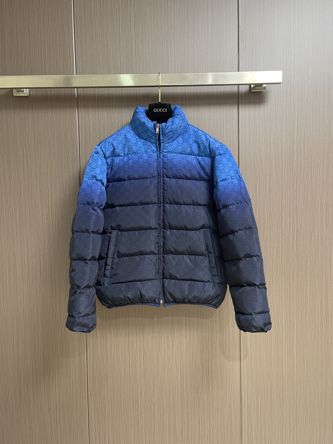 GUCCI 满印渐变立领羽绒外套，2025SS秋冬新款呈现多款渐变色配色，意在凸显面料质感和颇具辨识度的