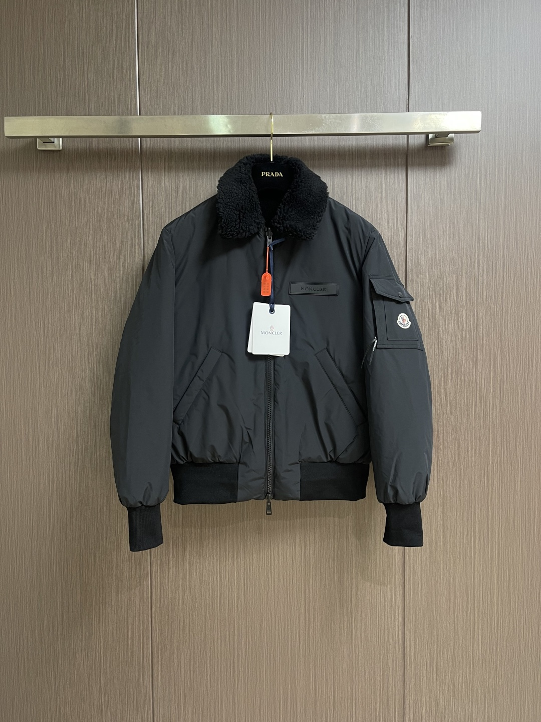 NO:600222,Moncler 2025fw lamb wool double-sided flight down jacket, custom-made soft matte brocade fabric and lamb down, filled with new national standard 90 white duck down, full of down, light and fluffy, with pure and ultimate black tone, exuding an irresistible charm. The fashion code is hidden on both sides to unlock multiple styles. One side is matte like the deep night, cold and neat, outlining modern simplicity. The other side is made of teddy velvet, like dark night velvet flowers, soft and mysterious.  The smudged retro warmth, the iconic Moncler logo appears on the sleeves, is highly recognizable, and the style can be switched at will, chic and free, showing nobility. Sizes 1-2-3-4,, down jacket, alexander wang19860909Moncler 2025fw羊羔毛双面飞行羽绒服 定制柔绒哑光锦织料 以及羊羔绒 使用新国标90白鸭绒填充 冲绒量十足 轻盈蓬松 以纯粹而极致的黑色调 散发着令人难以抗拒的魅力双面皆藏时尚密码 解锁多元风格 一面以哑光如深沉夜幕 冷峻而利落 勾勒现代简约 另一面以泰迪绒如暗夜绒花 柔软且神秘 晕染复古温情 标志性Moncler标识标呈现于手袖处 辨识度十足 风格随意切换 潇洒自如 尽显尊贵.尺码1-2-3-4,,down jacket,alexander wang,Men's clothing