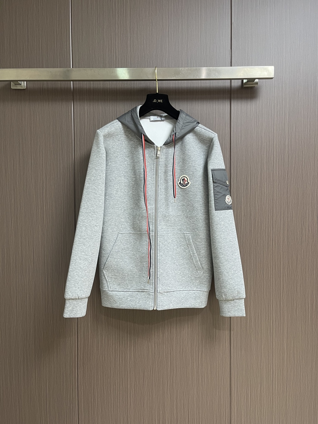 NO:600223,Complete set of moncler  The spliced hooded sweatshirt and sweatpants suit is mainly decorated with red, white and blue contrasting webbing, and cleverly incorporates multi-pocket embroidered logo elements to break the traditional monotony and highlight individuality and uninhibitedness. The three-dimensional tailoring fits the body shape and the design is neat and stylish. It can easily elongate the leg lines and create a casual and casual style. The high-quality fabric is stiff and wear-resistant, with both breathability and comfort, making it suitable  Suitable for daily outings or light outdoor scenes. Detailed webbing embellishments add a fashionable texture. Whether it is a casual look or a mixed style, it can be easily controlled. It is an indispensable fashion item in the autumn and winter transition seasons. Sizes M-3XL, hoodie, sweatshirts, hats, alexander  wang19860909整套 moncler 拼接款连帽卫衣卫裤套装,以红白蓝撞色织带点缀为主调,巧妙融入多口袋绣标元素,打破传统的单调感,彰显个性与不羁.立体剪裁贴合身形,设计利落有型,轻松拉长腿部线条,打造随性洒脱的休闲风格.优质面料挺括耐磨,兼具透气性与舒适感,适合日常出街或轻户外场景.细节织带点缀,增添时尚质感,无论是搭配的休闲look,还是叠的混搭风,都能轻松驾驭,是秋冬过渡季不可或缺的时尚单品.尺码M-3XL,,hoodie,sweatshirts,hats,alexander wang,Men's clothing