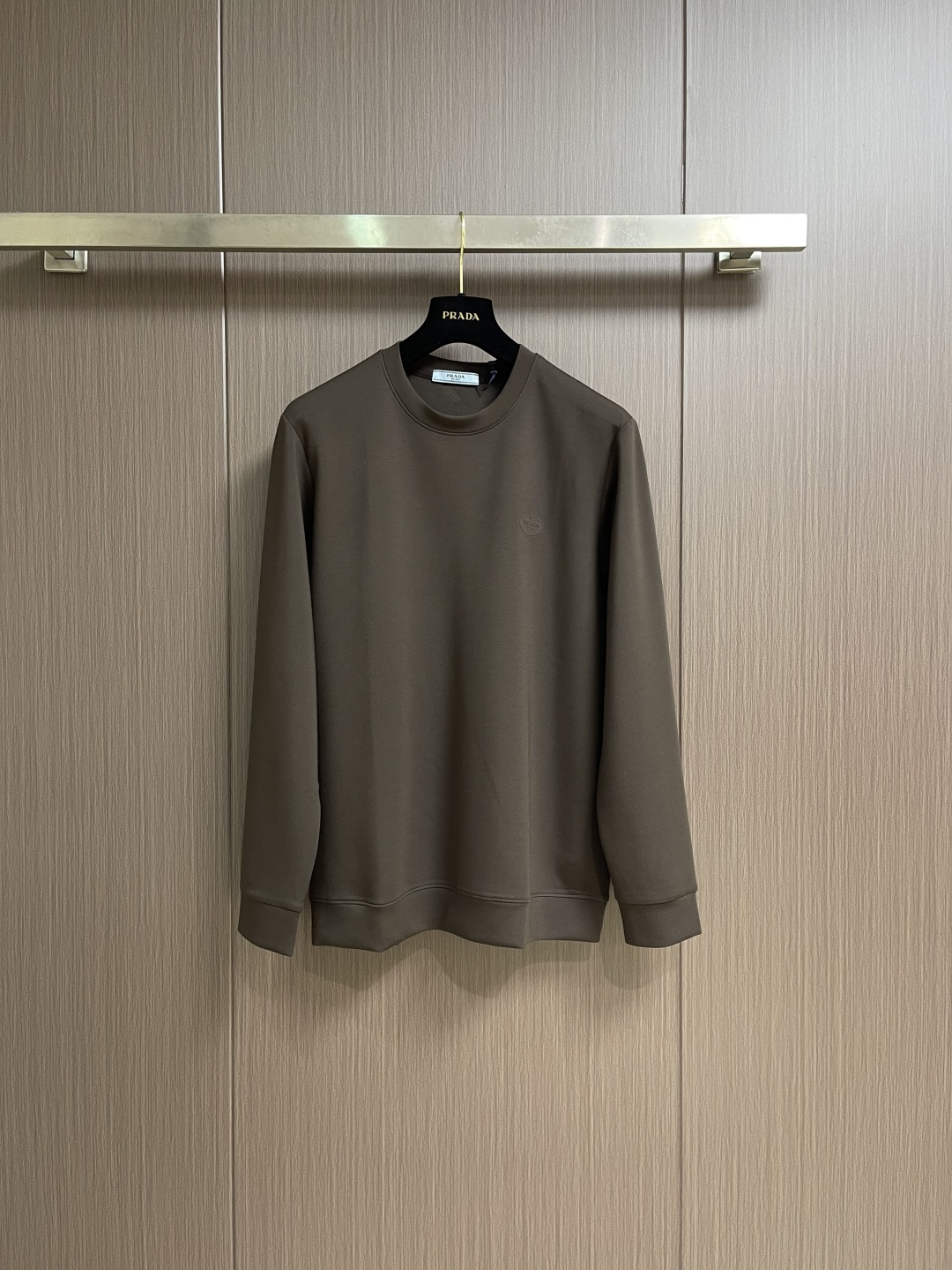 NO:606971,Prada  Modal customized fabric embossed logo sweatshirt, when the smoothness of Modal, the delicacy of milk silk and Modal gold blend meet, a luxurious feast of texture begins. This sweatshirt is made of export-order custom fabrics, Lenzing Modal's natural skin-friendly properties, combined with the silky touch of milk silk and the luxurious texture of Modal gold blend, blending comfort and luxury into every inch of the fabric. It not only has the gentleness that melts against the skin, but also  The flow of light creates a unique luster of luxury products. Every time you raise your hand or walk, it seems to be inadvertently telling the exquisite taste. The skin-friendly and warm qualities are suitable for multi-season wear, and the high-end sense derived from customized fabrics allows you to have the unique style of luxury brands in your daily life. Sizes XS-L, prada, hoodie, sweatshirts, gold, alexander  wang19860909Prada 莫代尔定制面料压纹标识卫衣,当莫代尔的柔滑、牛奶丝的细腻与莫代尔黄金混纺相遇,一场关于质感的奢享盛宴就此开启.这款卫衣采用出口单定制面料,兰精莫代尔的天然亲肤属性,搭配牛奶丝的丝滑触感与莫代尔黄金混纺的奢级质感,将舒适与高级感揉进每一寸织物里,它不仅有着贴肤即融的温柔,更在光线流转间晕染出奢品独有的光泽,每一次抬手、每一次行走,都似在不经意间诉说着精致品味.亲肤保暖的特质适配多季穿搭,而那份源于定制面料的高级感,更是让你在日常中便能拥有奢牌独有的格调.尺码XS-L,,prada,hoodie,sweatshirts,gold,alexander wang,Men's clothing