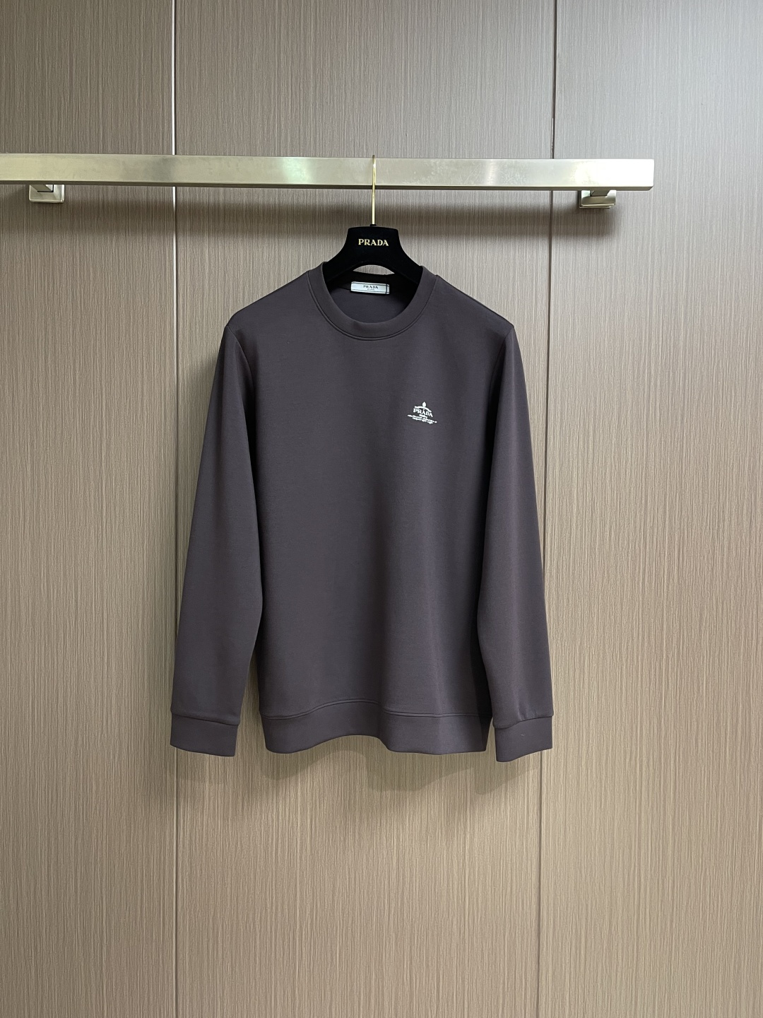 NO:606965,Prada  Modal customized fabric printed logo sweatshirt, when the smoothness of Modal, the delicacy of milk silk and Modal gold blend meet, a luxurious feast of texture begins. This sweatshirt is made of export-order custom fabrics, Lenzing Modal's natural skin-friendly properties, combined with the silky touch of milk silk and the luxury texture of Modal gold blend, blending comfort and luxury into every inch of the fabric. It not only has the gentleness that melts against the skin, but also  The flow of light creates a unique luster of luxury products. Every time you raise your hand or walk, it seems to be inadvertently telling the exquisite taste. The skin-friendly and warm qualities are suitable for multi-season wear, and the high-end sense derived from customized fabrics allows you to have the unique style of luxury brands in your daily life. Sizes XS-L, prada, hoodie, sweatshirts, gold, alexander  wang19860909Prada 莫代尔定制面料印花标识卫衣,当莫代尔的柔滑、牛奶丝的细腻与莫代尔黄金混纺相遇,一场关于质感的奢享盛宴就此开启.这款卫衣采用出口单定制面料,兰精莫代尔的天然亲肤属性,搭配牛奶丝的丝滑触感与莫代尔黄金混纺的奢级质感,将舒适与高级感揉进每一寸织物里,它不仅有着贴肤即融的温柔,更在光线流转间晕染出奢品独有的光泽,每一次抬手、每一次行走,都似在不经意间诉说着精致品味.亲肤保暖的特质适配多季穿搭,而那份源于定制面料的高级感,更是让你在日常中便能拥有奢牌独有的格调.尺码XS-L,,prada,hoodie,sweatshirts,gold,alexander wang,Men's clothing