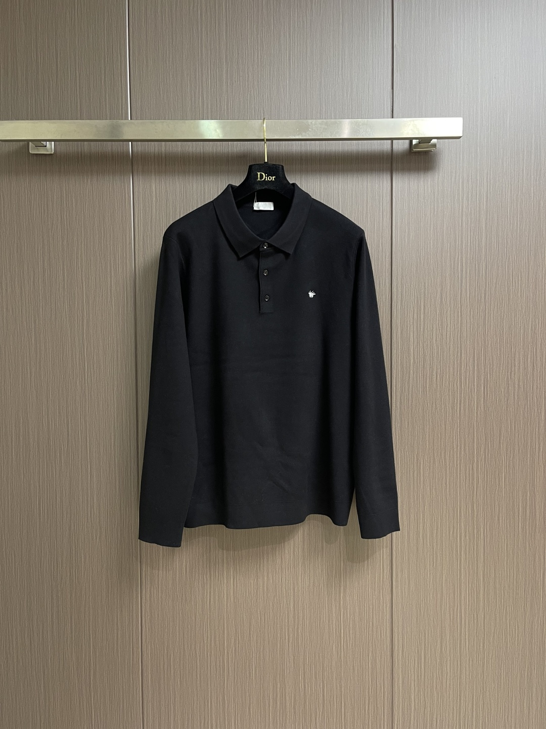 NO:606977,Dior wool blend little bee embroidery POLO stand collar knitted sweater. French elegance  For couples, this Di** wool blended bee POLO redefines the 'high-end benchmark' for men's daily wear with luxurious materials and iconic details. The material is luxuriously selected wool blended fabrics, which have a delicate and soft touch, both warmth and drape. The exquisite quality of French origin makes every time you wear it show the luxury brand style. The iconic bee embroidery on the chest is a concrete expression of the Dior haute couture spirit, low-key  Brand recognition is hidden in the middle; custom buttons and neat tailoring integrate French elegance into every detail. Classic POLO collar design, black and gray, suitable for business, leisure and other diverse scenes. It can be worn with a shirt to create a gentleman's level, or can be worn alone with casual pants to easily switch between workplace style and daily accent. Sizes XS-L, dior, sweaters, shirts, alexander  wang19860909Dior 羊毛混纺小蜜蜂刺绣POLO立领针织毛衣.法式奢雅 情侣款,这款Di**羊毛混纺蜜蜂POLO,以奢华材质与标志性细节,重新定义男士日常穿搭的“高级感标杆”.材质奢享精选羊毛混纺面料,触感细腻软糯,兼具保暖性与垂坠感,法国原产的精工品质,让每一次穿着都尽显奢牌格调.胸前标志性的蜜蜂刺绣,是Dior高定精神的具象表达,低调中暗藏品牌辨识度；定制纽扣与利落剪裁,将法式优雅融入每一处细节.经典POLO领设计,黑、灰双色适配商务、休闲等多元场景.可内搭衬衫打造绅士层次,也可单穿搭配休闲裤,轻松切换职场型格与日常腔调.尺码XS-L,,dior,sweaters,shirts,alexander wang,Men's clothing