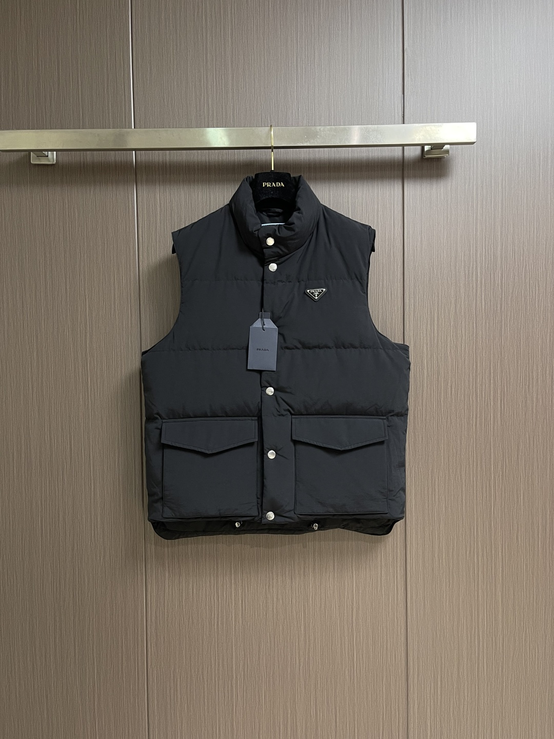 NO:646877,Prada  FW's new autumn and winter casual down vest, welding 'exquisite details' into winter wear~ The classic triangle logo hardware decoration on the chest, leather bottom + metal printing, the texture is directly full, low-key and self-recognizable. The front metal snap button + hem drawstring can not only adjust the fit, but also prevent wind and temperature; large pockets on both sides, day  It is convenient for storing and keying, taking into account both appearance and practicality. The interior is lined with the same color + NFC logo tag, with its own brand-specific sense of sophistication; the sewing process is even and full, and the interior is filled with 90 new national standard white duck down, which is fluffy but not bloated, and the upper body is light and warm. Sizes S-XL, prada, down  jacket,alexander wang19860909Prada FW秋冬新品休闲羽绒马甲,把'精致细节'焊在了冬日穿搭里～胸前经典三角标五金装饰,皮质底＋金属印字,质感直接拉满,低调又自带辨识度.前襟金属按扣＋下摆抽绳,既能调节版型,又能防风锁温；两侧大口袋,日常放、钥匙都方便,兼顾颜值与实用性.内里同色系衬里＋NFC标识标签,自带品牌专属的精致感；缝工艺均匀饱满,内里填充90新国标白鸭绒,蓬松但不臃肿,上身轻便又保暖.尺码S-XL,,prada,down jacket,alexander wang,Men's clothing