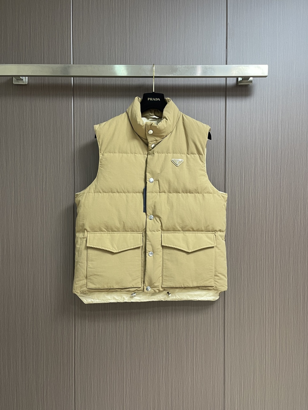 NO:600212,Prada  2025FW new autumn and winter casual down vest, welding 'exquisite details' into winter wear~ The classic triangle logo hardware decoration on the chest, leather bottom + metal printing, the texture is directly full, low-key and self-recognizable. The front metal snap button + hem drawstring can not only adjust the fit, but also prevent wind and temperature; large pockets on both sides  , it is convenient for daily storage and keys, taking into account both appearance and practicality. The interior is lined with the same color + NFC logo tag, with its own brand-specific sense of sophistication; the sewing process is even and full, and the interior is filled with 90 new national standard white duck down, which is fluffy but not bloated, and the upper body is light and warm. Sizes S-XL, prada, down  jacket,alexander wang19860909Prada 2025FW秋冬新品休闲羽绒马甲,把'精致细节'焊在了冬日穿搭里～胸前经典三角标五金装饰,皮质底＋金属印字,质感直接拉满,低调又自带辨识度.前襟金属按扣＋下摆抽绳,既能调节版型,又能防风锁温；两侧大口袋,日常放、钥匙都方便,兼顾颜值与实用性.内里同色系衬里＋NFC标识标签,自带品牌专属的精致感；缝工艺均匀饱满,内里填充90新国标白鸭绒,蓬松但不臃肿,上身轻便又保暖.尺码S-XL,,prada,down jacket,alexander wang,Men's clothing