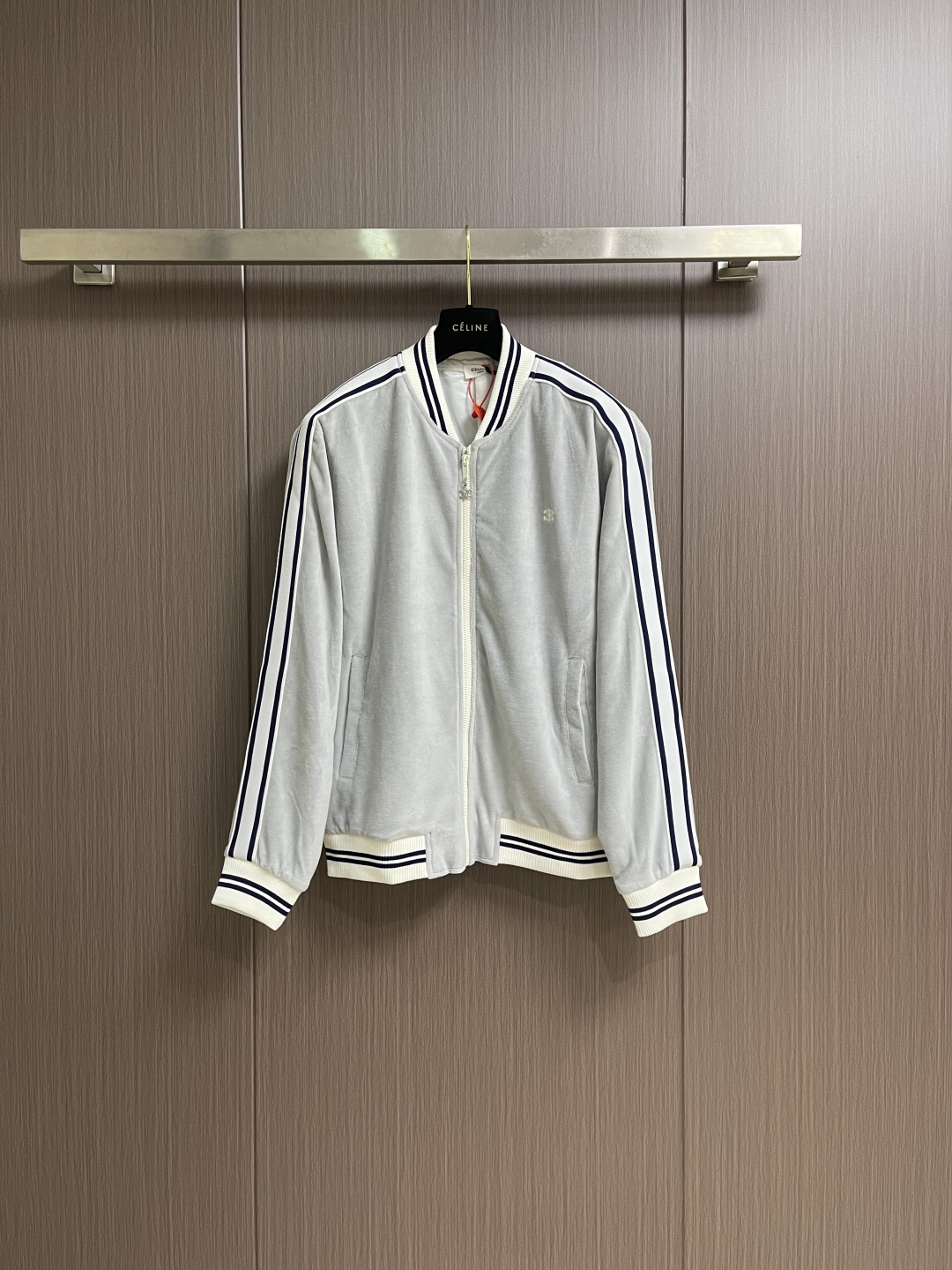 NO:600208,Jackets Pants Celine Arc de Triomphe embroidered jacket, jacket and casual trousers suit, customized cloud-soft twin velvet matte cotton sateen, soft and waxy touch, close to the skin like a cloud, with taupe blue as the main tone. The iconic CELINE Arc de Triomphe embroidery is revived on the gray mist suede, fully recognizable. The contrasting ribbons are like shooting stars across the shoulders and arms. The metal zipper glows with cold light. The visual impact between movement and movement. The stand-up collar cuts clean lines, combining strength and softness.  It is a style item when taken apart, and it is an atmospheric aesthetic suit when worn together. Worry-free dressing, using imported machine embroidery technology, using advanced computer control systems and precision mechanical components to realize the Arc de Triomphe embroidery operation. High precision, smooth and delicate lines. The fabrics have been washed and have better hand feel and texture. Not easy to deform, not easy to shrink, not easy to fade, and maintain long-term beauty. The overall wiring is straight and delicate, the fabric is comfortable and soft, and the color is consistent without color difference.  It can be matched with the same style to create a fashionable look, and can be used in various occasions. Customized accessories, complete with three standards, same style for men and women!  Size S-XL,,celine,jackets & coats,jackets & coats,alexander wang19860909夹克 裤子 Celine 凯旋门刺绣夹克外套休闲裤套装,定制云柔双生绒雾棉缎 软糯触感 贴肤如云朵包裹 以灰褐舷蓝为主基调 标志性CELINE凯旋门刺绣在灰雾绒面上苏醒 辨识度十足 撞色饰带如流星划过肩臂 金属拉链泛着冷光 动静之间的视觉暴击 立领切割利落线条 刚柔并济 拆开是风格单品 合穿是氛围美学套装出席 穿搭无忧,采用进口机刺绣工艺 使用先进的计算机控制系统和精密的机械部件实现凯旋门刺绣作业 精度高 线条流畅而细腻面料都经过浇洗 手感质感更佳 不易变形 不易缩水 不易褪色 保持长久的美观.整体走线平直细腻,面料舒适柔软,颜色一致无色差 能与同款搭配营造时尚造型,驾驭各种场合,定制辅料,三标齐全,男女同款！尺码S-XL,,celine,jackets & coats,jackets & coats,alexander wang,Men's clothing