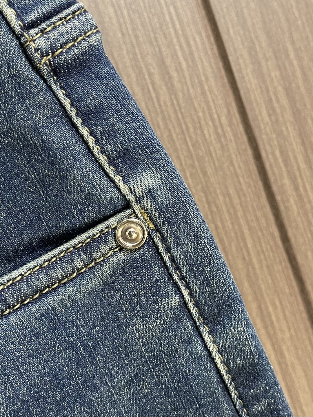 FENDI 2025ss秋冬新款水洗蓝牛仔裤：把“松弛贵气”穿进日常的神裤，这条牛仔裤以做旧水洗的浅蓝调