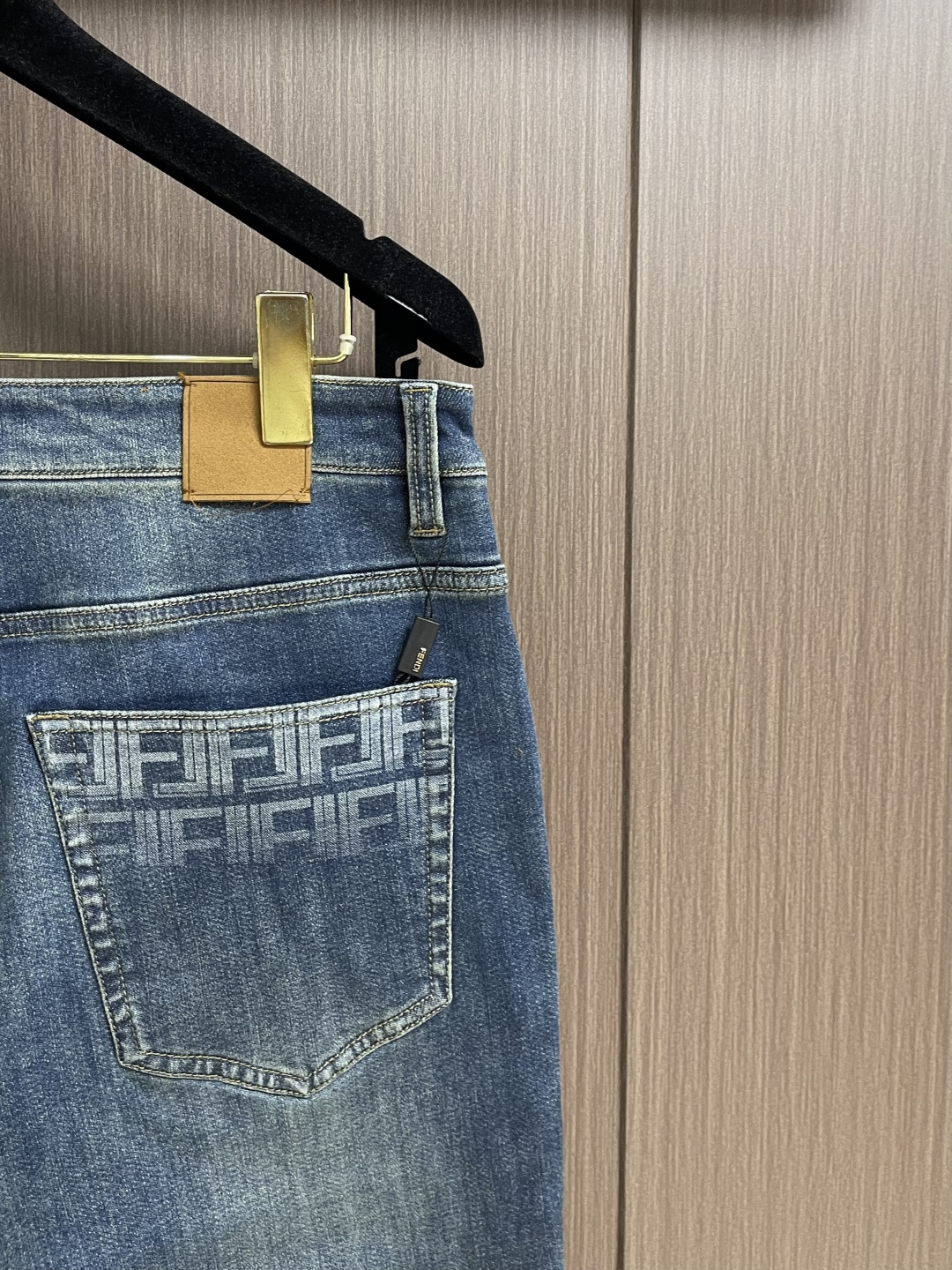 FENDI 2025ss秋冬新款水洗蓝牛仔裤：把“松弛贵气”穿进日常的神裤，这条牛仔裤以做旧水洗的浅蓝调