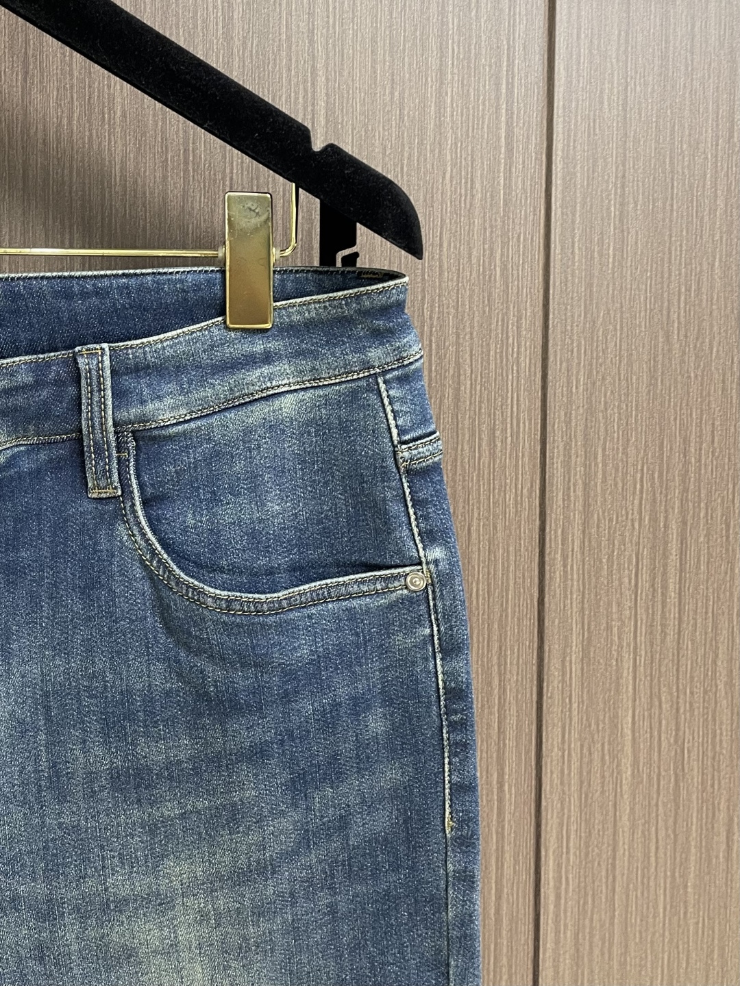 FENDI 2025ss秋冬新款水洗蓝牛仔裤：把“松弛贵气”穿进日常的神裤，这条牛仔裤以做旧水洗的浅蓝调