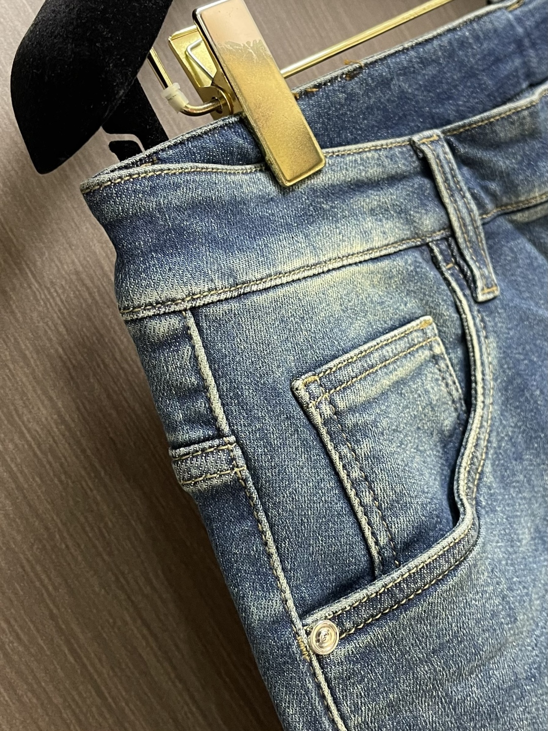 FENDI 2025ss秋冬新款水洗蓝牛仔裤：把“松弛贵气”穿进日常的神裤，这条牛仔裤以做旧水洗的浅蓝调