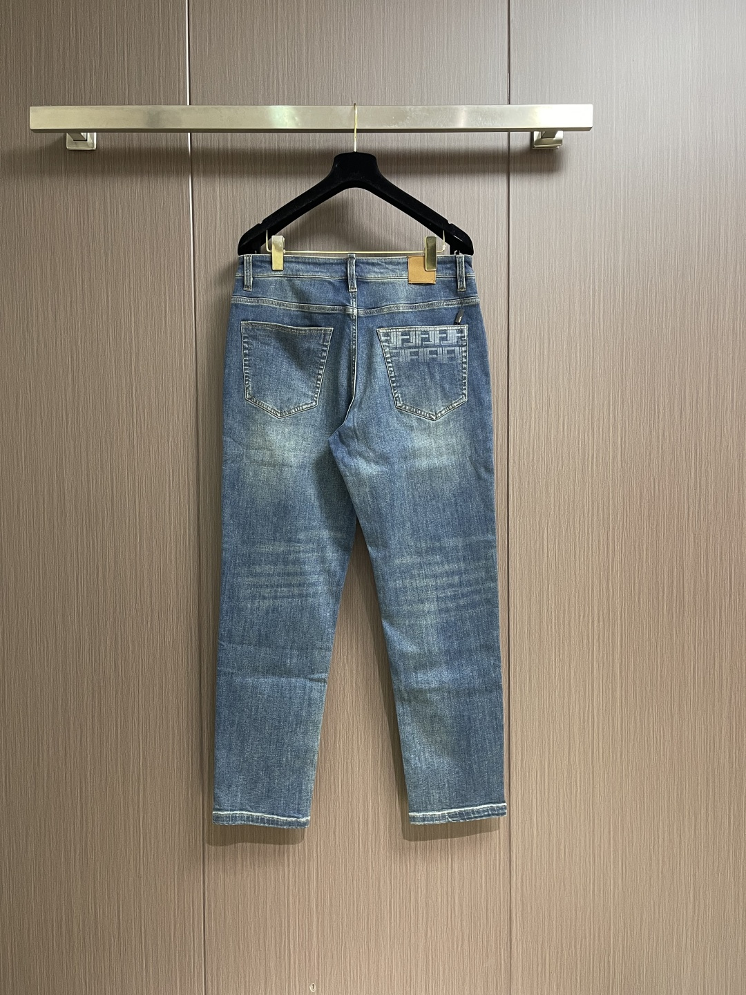 FENDI 2025ss秋冬新款水洗蓝牛仔裤：把“松弛贵气”穿进日常的神裤，这条牛仔裤以做旧水洗的浅蓝调