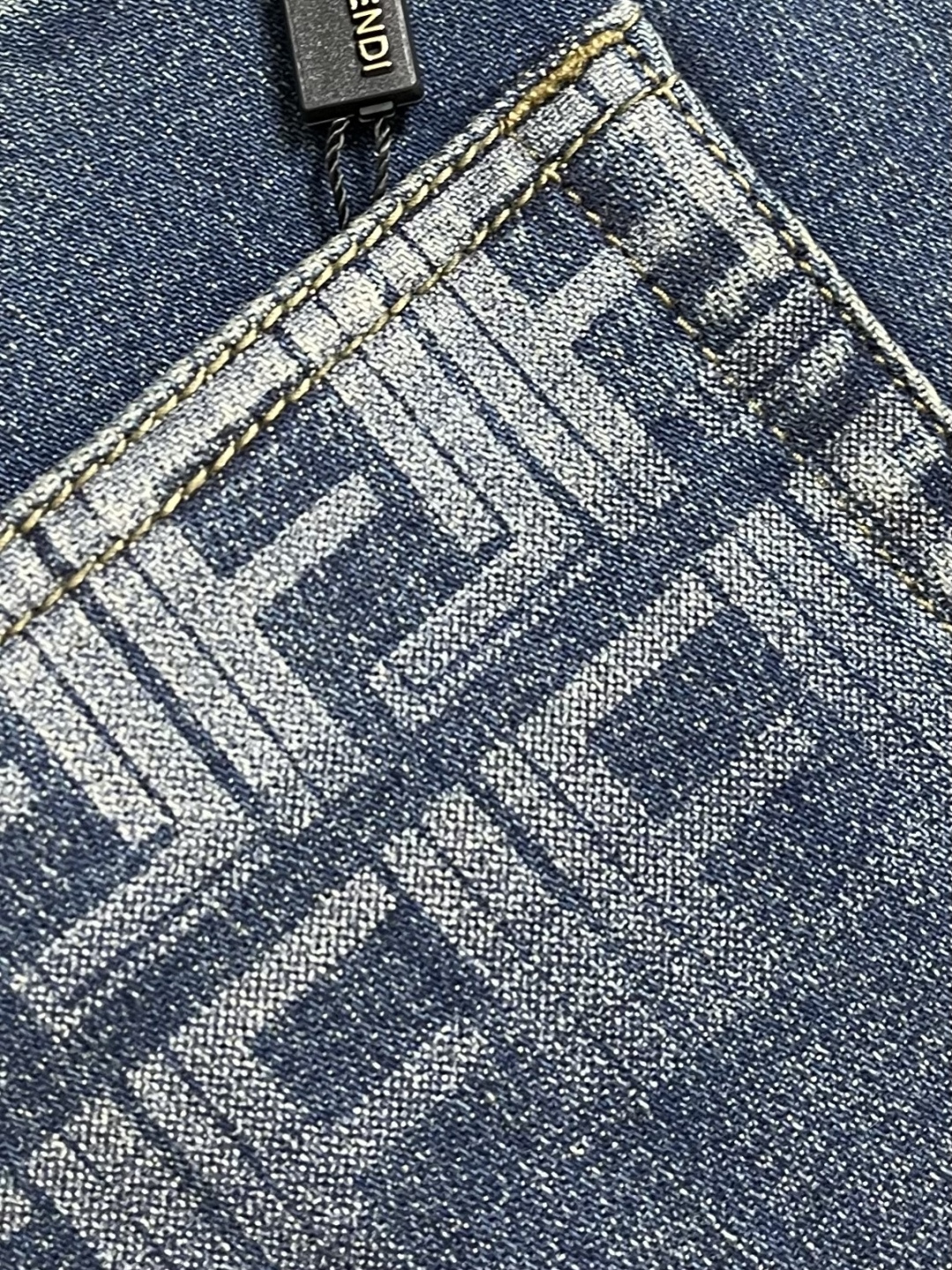 FENDI 2025ss秋冬新款水洗蓝牛仔裤：把“松弛贵气”穿进日常的神裤，这条牛仔裤以做旧水洗的浅蓝调