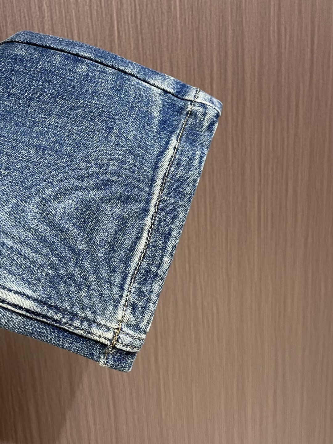 FENDI 2025ss秋冬新款水洗蓝牛仔裤：把“松弛贵气”穿进日常的神裤，这条牛仔裤以做旧水洗的浅蓝调